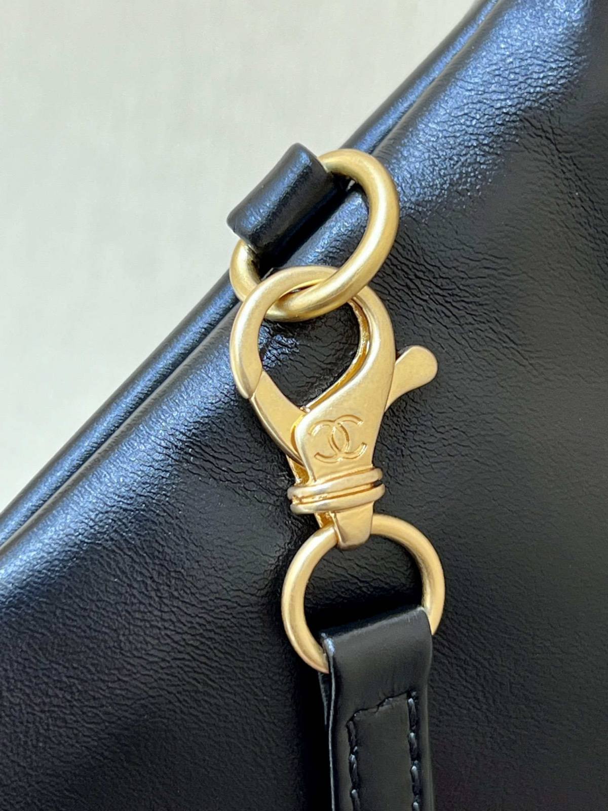 Ellebag’s Exquisite Replica: The Black Calfskin Chanel 22 Handbag AS3260 with Gold Hardware(2024 Dec Updated)-Labākās kvalitātes viltotās Louis Vuitton somas tiešsaistes veikals, dizaineru somas kopija ru