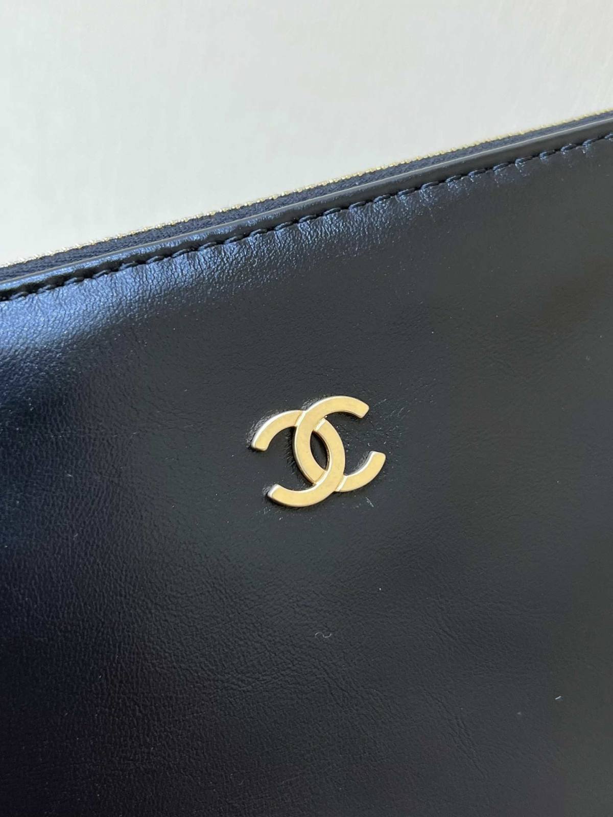 Ellebag’s Exquisite Replica: The Black Calfskin Chanel 22 Handbag AS3260 with Gold Hardware(2024 Dec Updated)-Labākās kvalitātes viltotās Louis Vuitton somas tiešsaistes veikals, dizaineru somas kopija ru