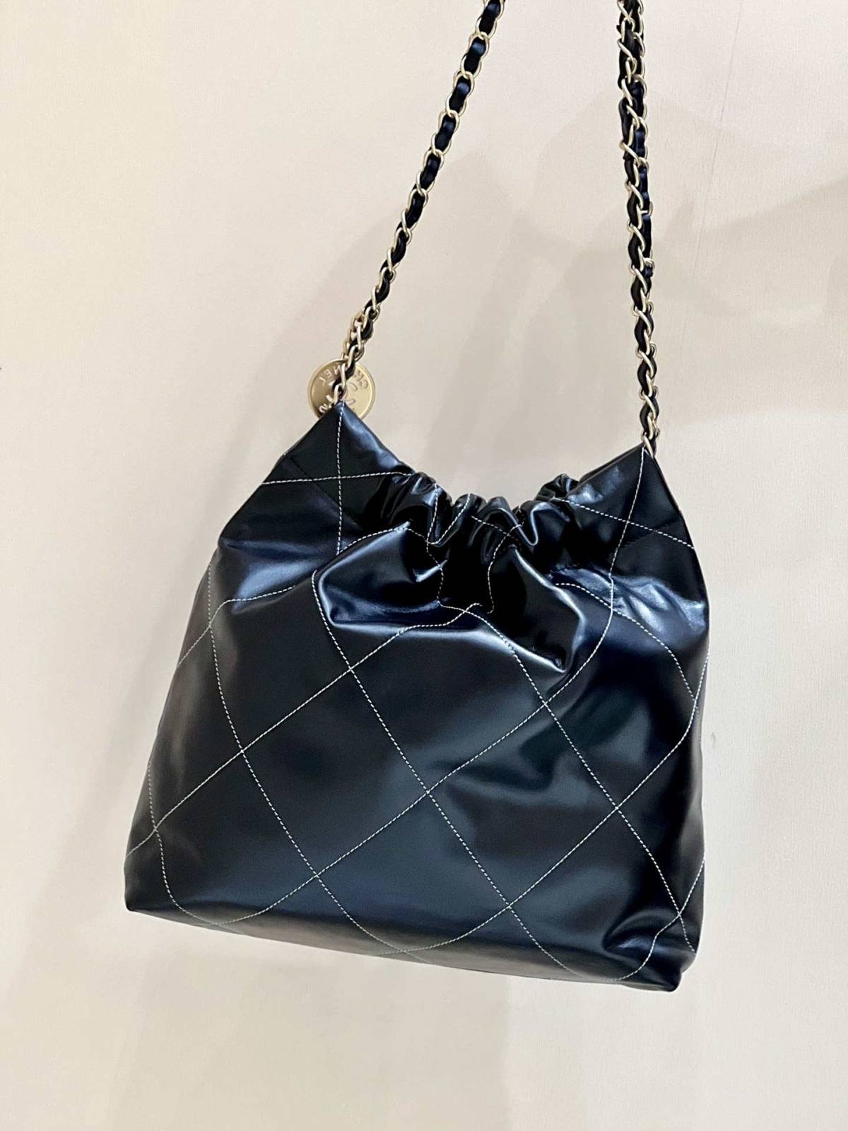 Ellebag’s Exquisite Replica: The Black Calfskin Chanel 22 Handbag AS3260 with Gold Hardware(2024 Dec Updated)-Labākās kvalitātes viltotās Louis Vuitton somas tiešsaistes veikals, dizaineru somas kopija ru