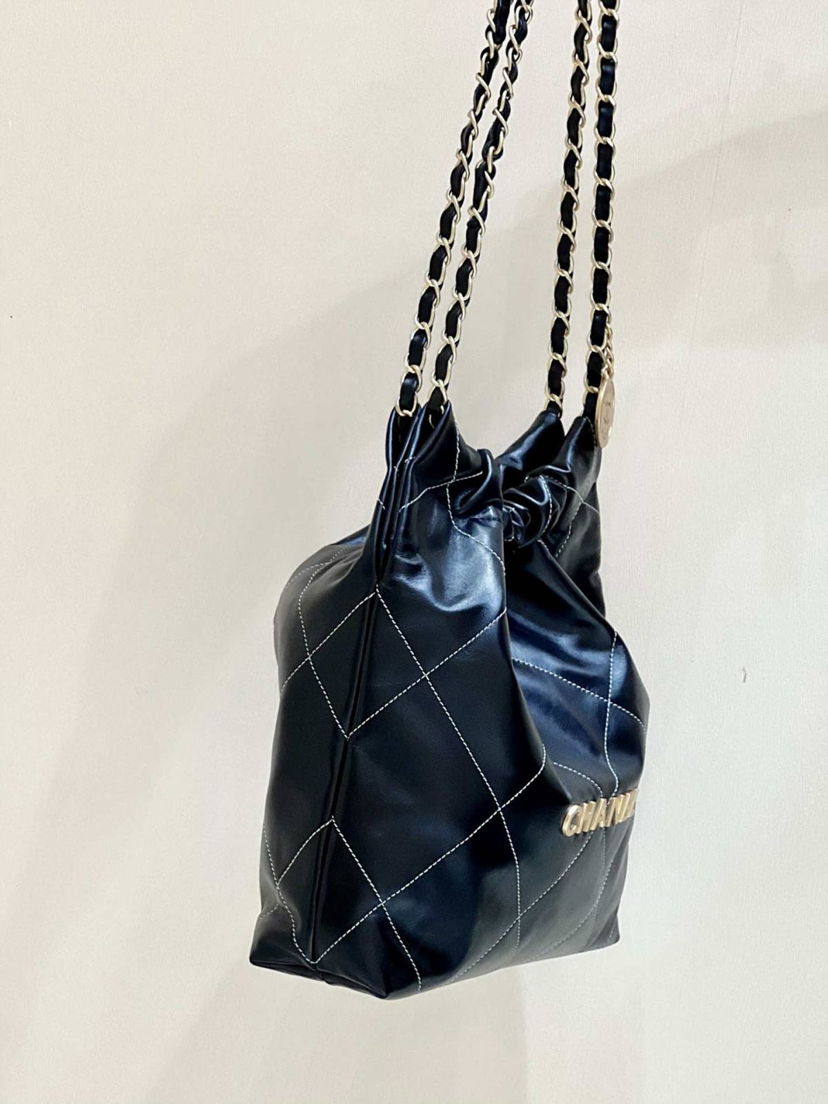 Ellebag’s Exquisite Replica: The Black Calfskin Chanel 22 Handbag AS3260 with Gold Hardware(2024 Dec Updated)-Labākās kvalitātes viltotās Louis Vuitton somas tiešsaistes veikals, dizaineru somas kopija ru