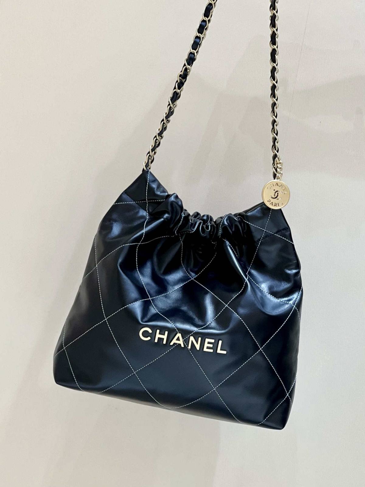 Ellebag’s Exquisite Replica: The Black Calfskin Chanel 22 Handbag AS3260 with Gold Hardware(2024 Dec Updated)-Labākās kvalitātes viltotās Louis Vuitton somas tiešsaistes veikals, dizaineru somas kopija ru