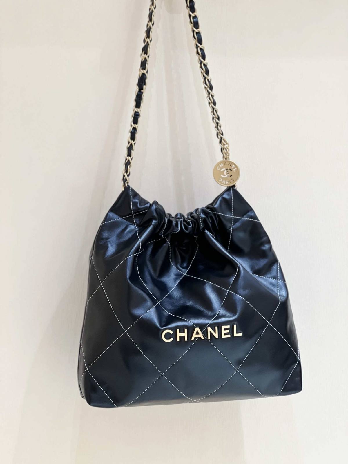 Ellebag’s Exquisite Replica: The Black Calfskin Chanel 22 Handbag AS3260 with Gold Hardware(2024 Dec Updated)-Labākās kvalitātes viltotās Louis Vuitton somas tiešsaistes veikals, dizaineru somas kopija ru