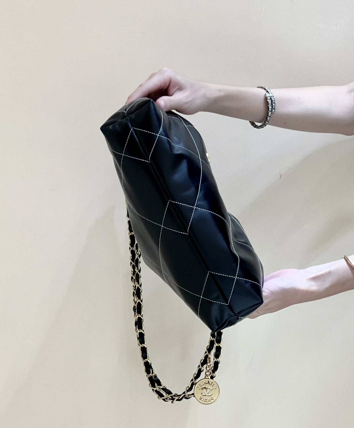 Ellebag’s Exquisite Replica: The Black Calfskin Chanel 22 Handbag AS3260 with Gold Hardware(2024 Dec Updated)-Labākās kvalitātes viltotās Louis Vuitton somas tiešsaistes veikals, dizaineru somas kopija ru