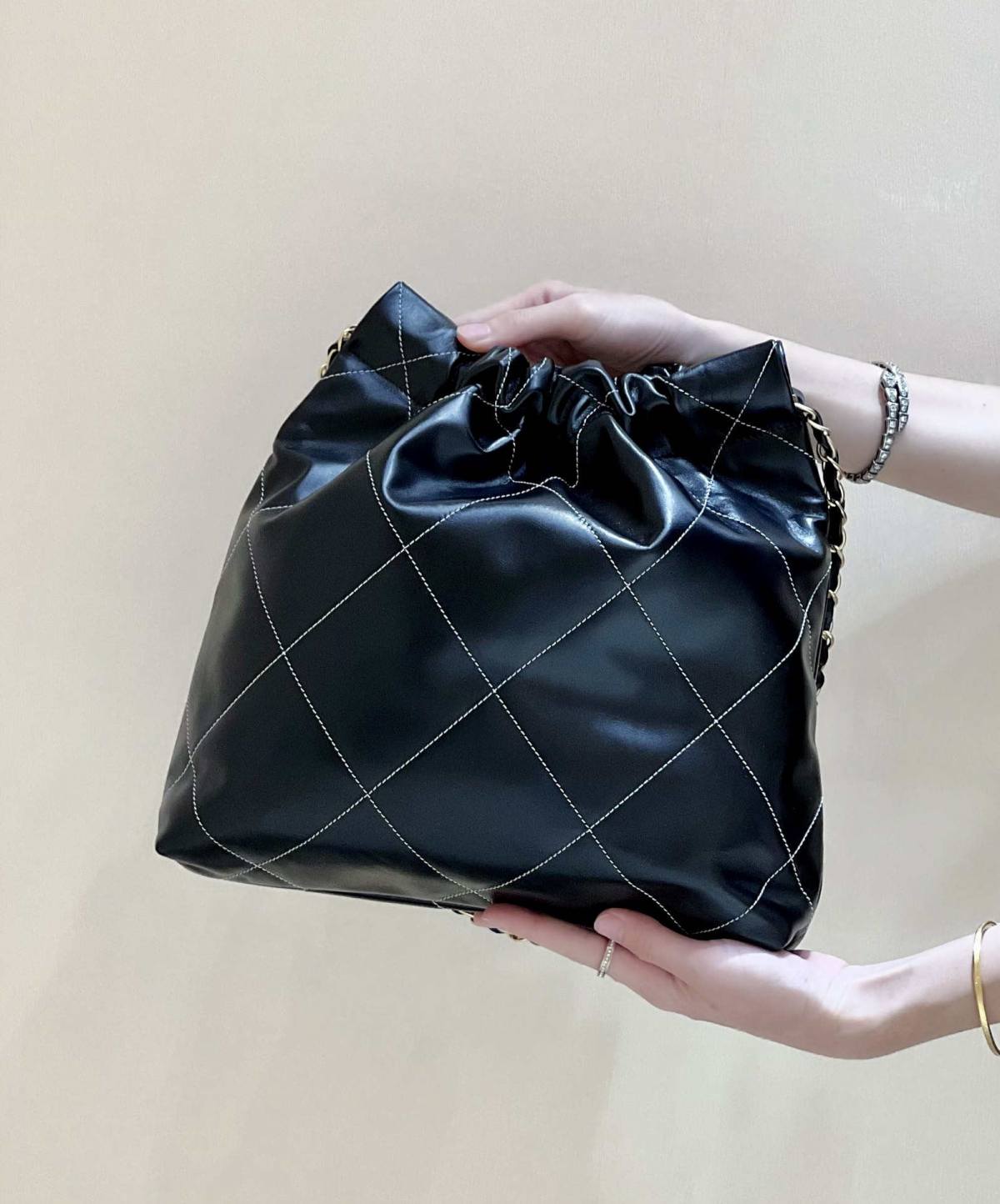 Ellebag’s Exquisite Replica: The Black Calfskin Chanel 22 Handbag AS3260 with Gold Hardware(2024 Dec Updated)-Labākās kvalitātes viltotās Louis Vuitton somas tiešsaistes veikals, dizaineru somas kopija ru