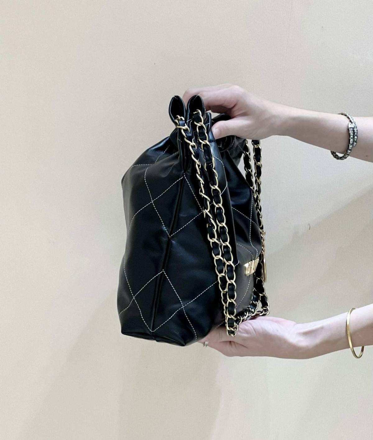 Ellebag’s Exquisite Replica: The Black Calfskin Chanel 22 Handbag AS3260 with Gold Hardware(2024 Dec Updated)-Labākās kvalitātes viltotās Louis Vuitton somas tiešsaistes veikals, dizaineru somas kopija ru