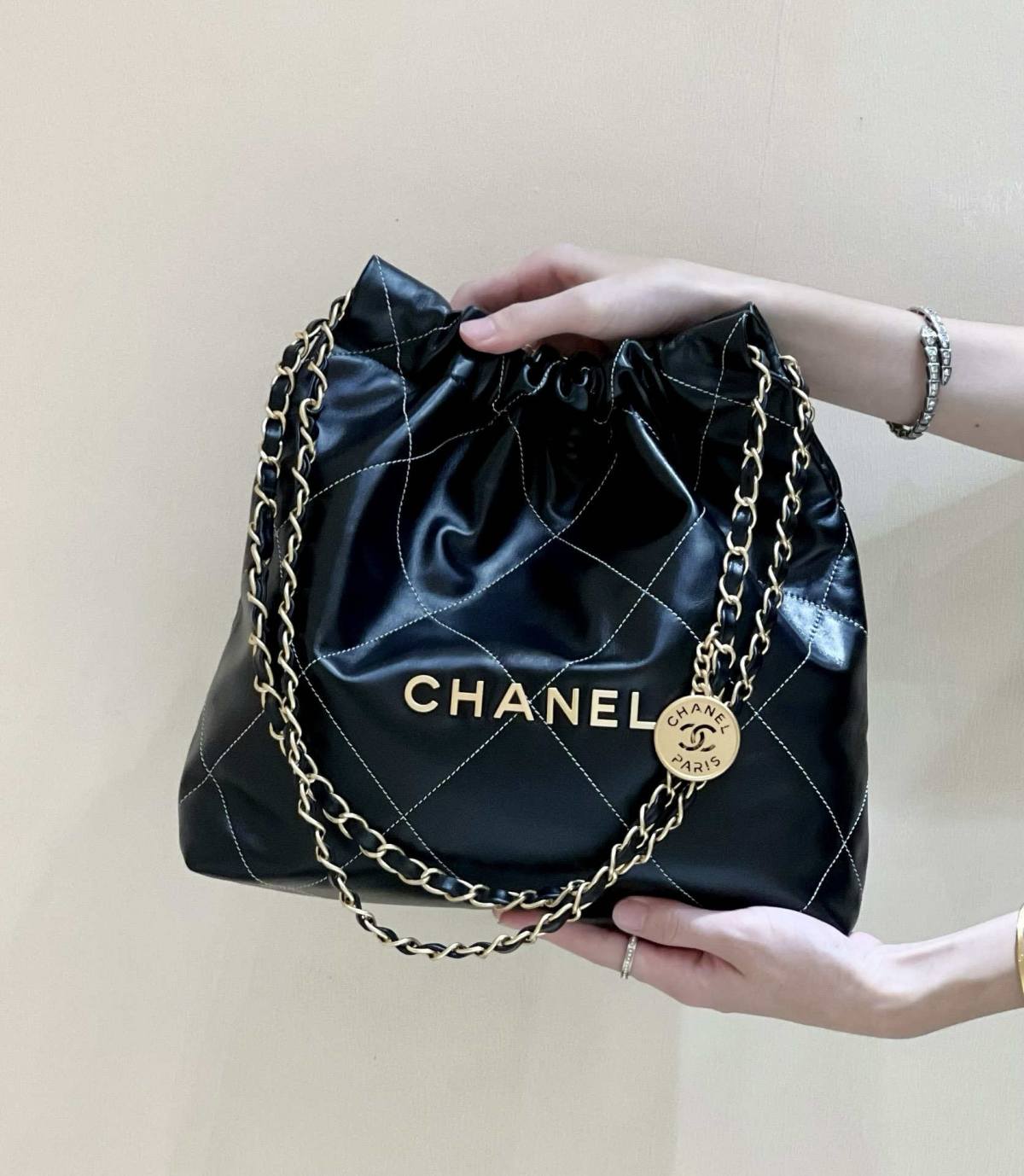 Ellebag’s Exquisite Replica: The Black Calfskin Chanel 22 Handbag AS3260 with Gold Hardware(2024 Dec Updated)-Labākās kvalitātes viltotās Louis Vuitton somas tiešsaistes veikals, dizaineru somas kopija ru