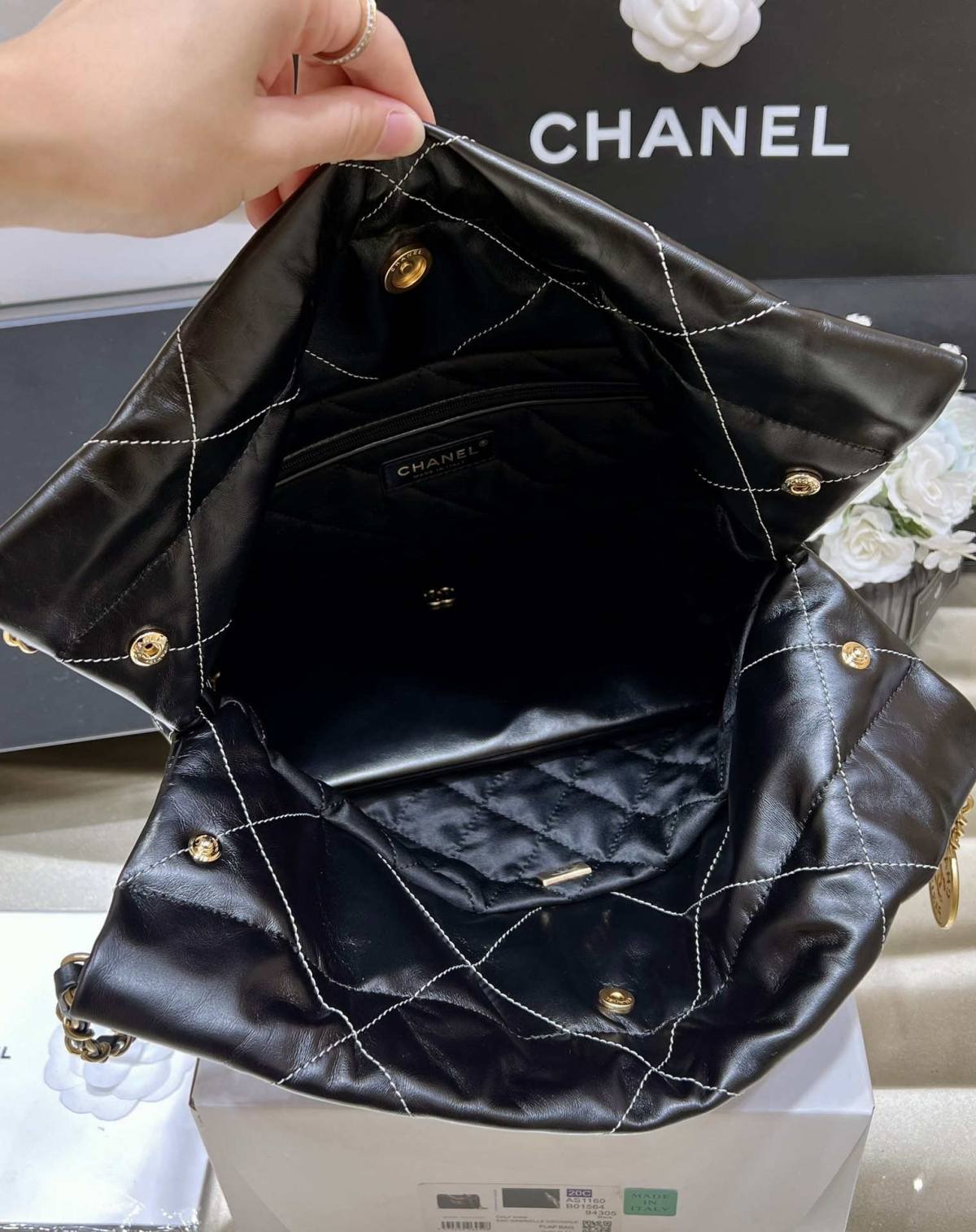 Ellebag’s Exquisite Replica: The Black Calfskin Chanel 22 Handbag AS3260 with Gold Hardware(2024 Dec Updated)-Labākās kvalitātes viltotās Louis Vuitton somas tiešsaistes veikals, dizaineru somas kopija ru