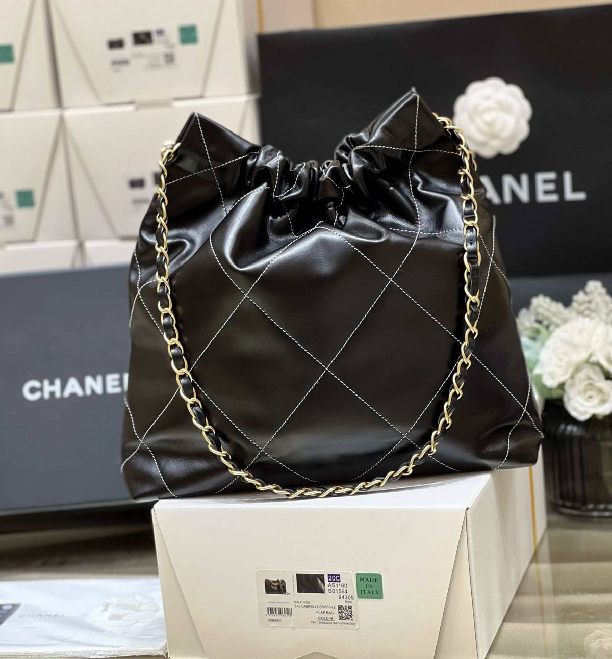 Ellebag’s Exquisite Replica: The Black Calfskin Chanel 22 Handbag AS3260 with Gold Hardware(2024 Dec Updated)-Labākās kvalitātes viltotās Louis Vuitton somas tiešsaistes veikals, dizaineru somas kopija ru