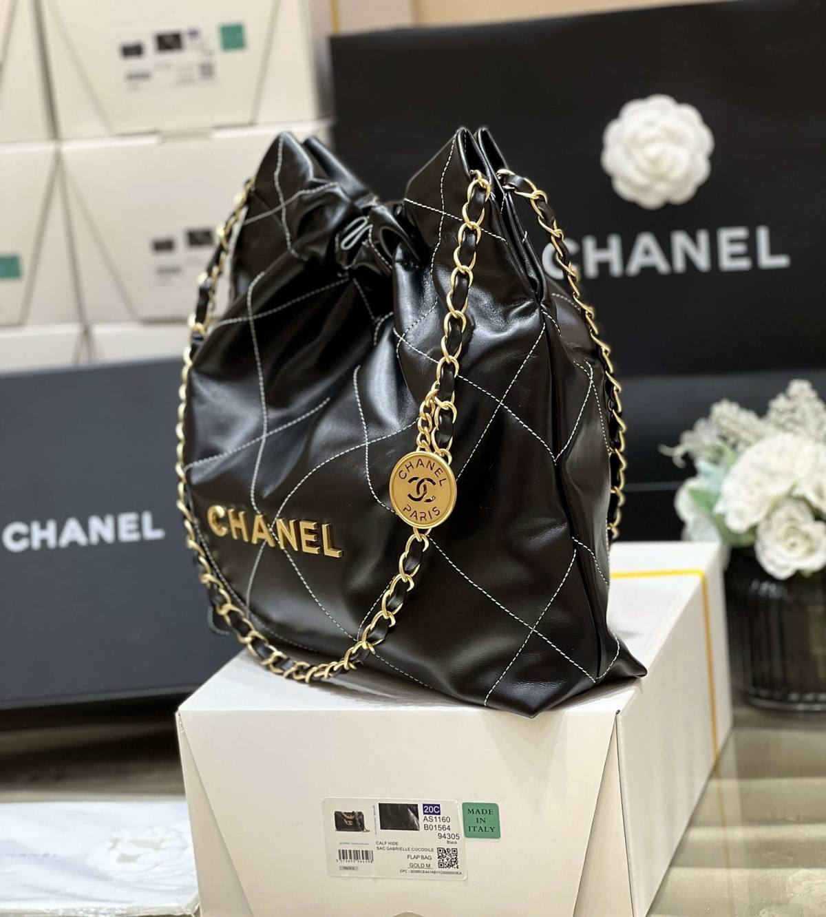 Ellebag’s Exquisite Replica: The Black Calfskin Chanel 22 Handbag AS3260 with Gold Hardware(2024 Dec Updated)-Labākās kvalitātes viltotās Louis Vuitton somas tiešsaistes veikals, dizaineru somas kopija ru