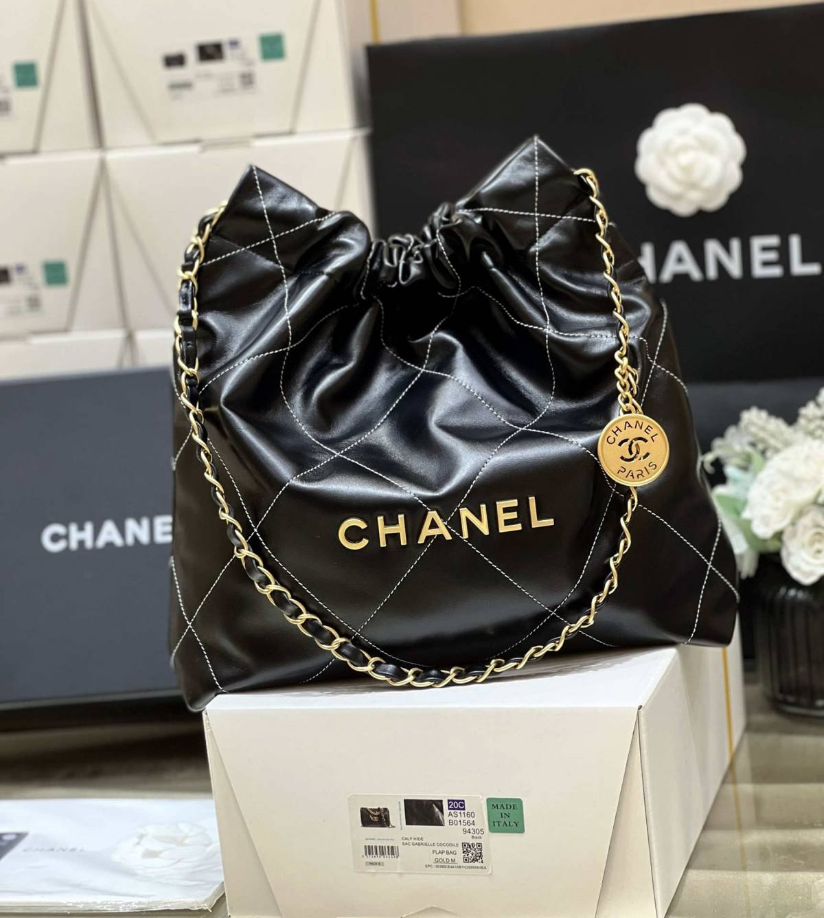 Ellebag’s Exquisite Replica: The Black Calfskin Chanel 22 Handbag AS3260 with Gold Hardware(2024 Dec Updated)-Labākās kvalitātes viltotās Louis Vuitton somas tiešsaistes veikals, dizaineru somas kopija ru