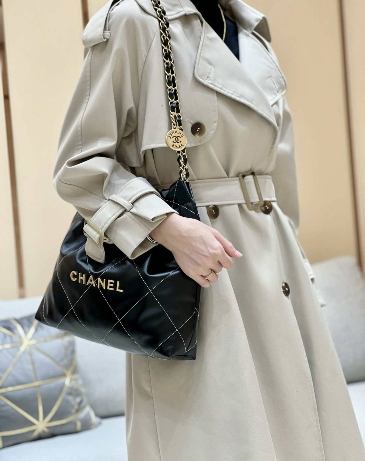 Ellebag’s Exquisite Replica: The Black Calfskin Chanel 22 Handbag AS3260 with Gold Hardware(2024 Dec Updated)-Labākās kvalitātes viltotās Louis Vuitton somas tiešsaistes veikals, dizaineru somas kopija ru