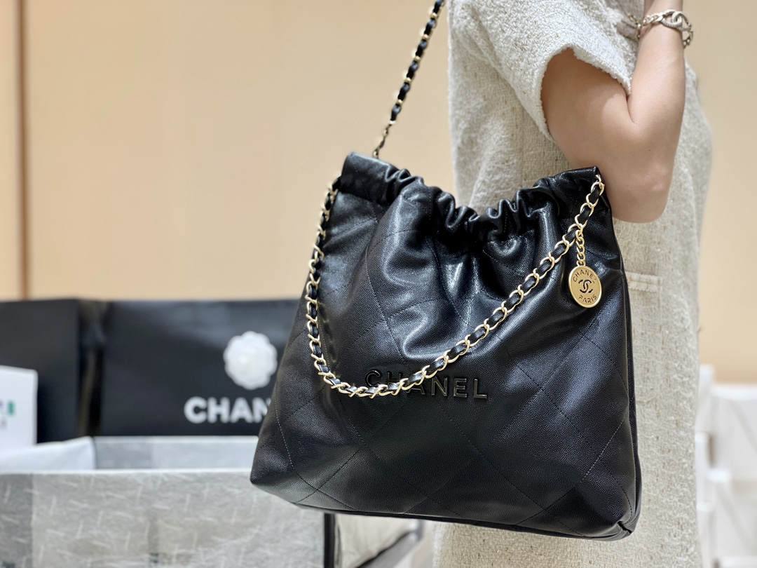 Ellebag’s Exquisite Replica: The Black Caviar Leather Chanel 22 Medium Handbag with Gold Hardware(2024 Dec Updated)-Best Quality Replica designer Bag factory in China