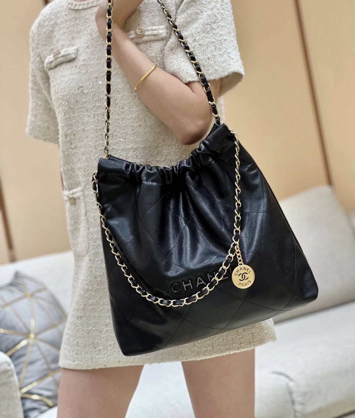 Ellebag’s Exquisite Replica: The Black Caviar Leather Chanel 22 Medium Handbag with Gold Hardware(2024 Dec Updated)-Best Quality Replica designer Bag factory in China