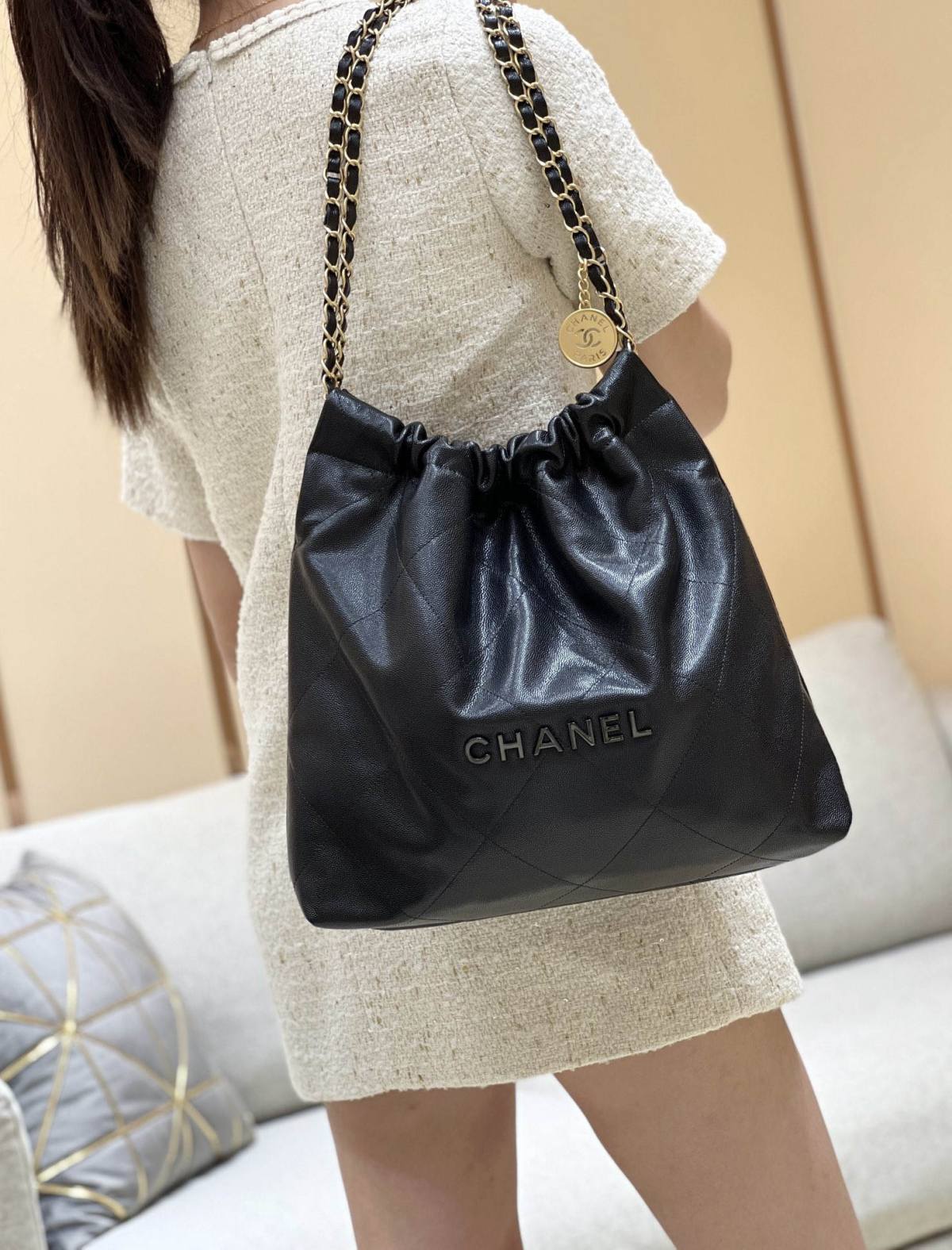 Ellebag’s Exquisite Replica: The Black Caviar Leather Chanel 22 Medium Handbag with Gold Hardware(2024 Dec Updated)-Best Quality Replica designer Bag factory in China