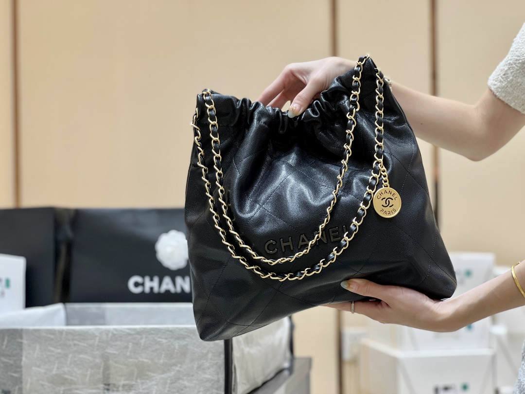 Ellebag’s Exquisite Replica: The Black Caviar Leather Chanel 22 Medium Handbag with Gold Hardware(2024 Dec Updated)-Best Quality Replica designer Bag factory in China