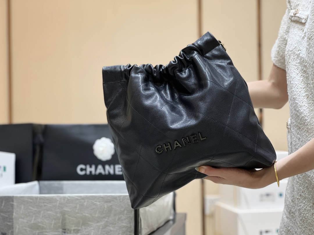 Ellebag’s Exquisite Replica: The Black Caviar Leather Chanel 22 Medium Handbag with Gold Hardware(2024 Dec Updated)-Best Quality Replica designer Bag factory in China