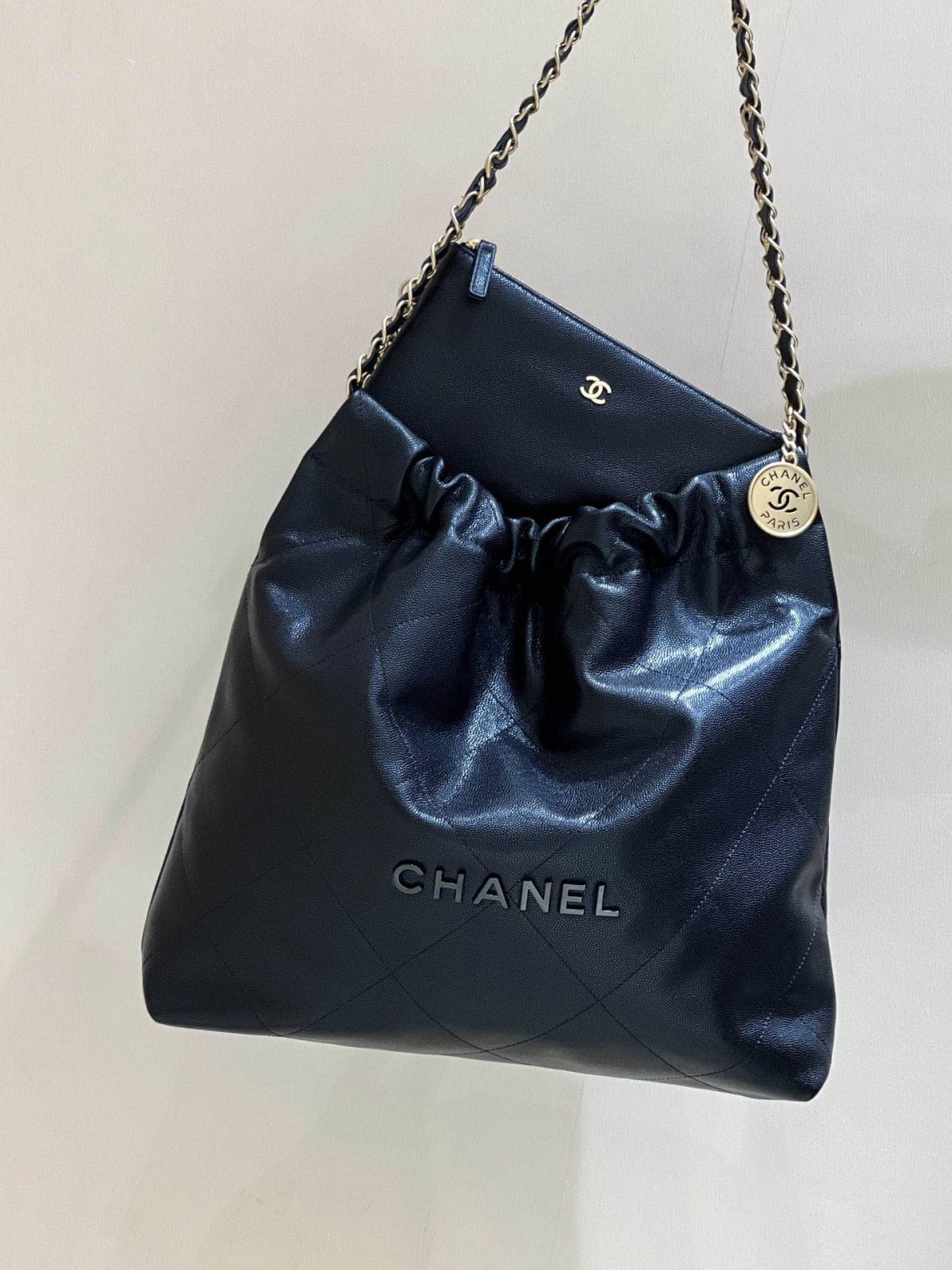 Ellebag’s Exquisite Replica: The Black Caviar Leather Chanel 22 Medium Handbag with Gold Hardware(2024 Dec Updated)-Best Quality Replica designer Bag factory in China