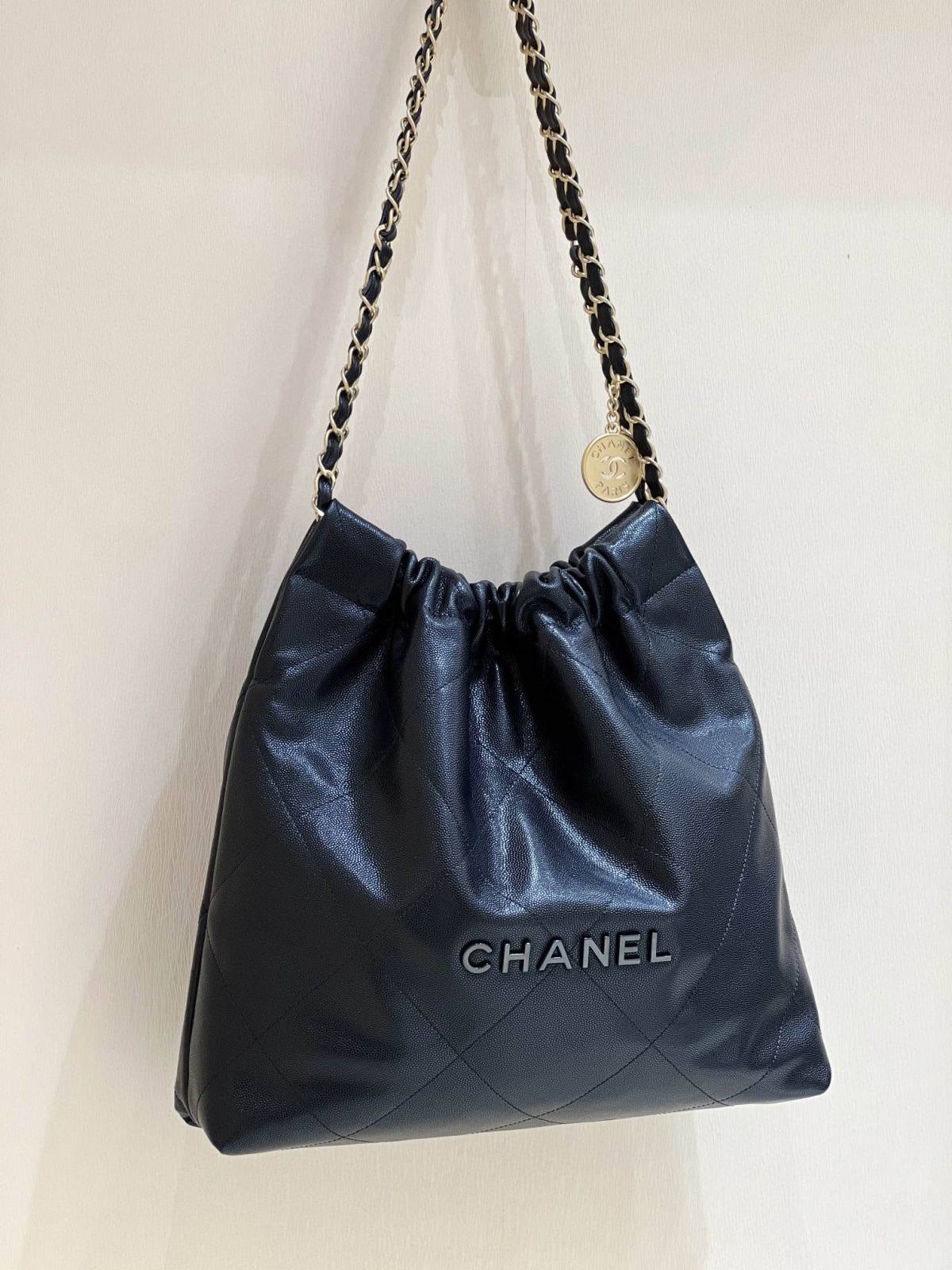 Ellebag’s Exquisite Replica: The Black Caviar Leather Chanel 22 Medium Handbag with Gold Hardware(2024 Dec Updated)-Best Quality Replica designer Bag factory in China