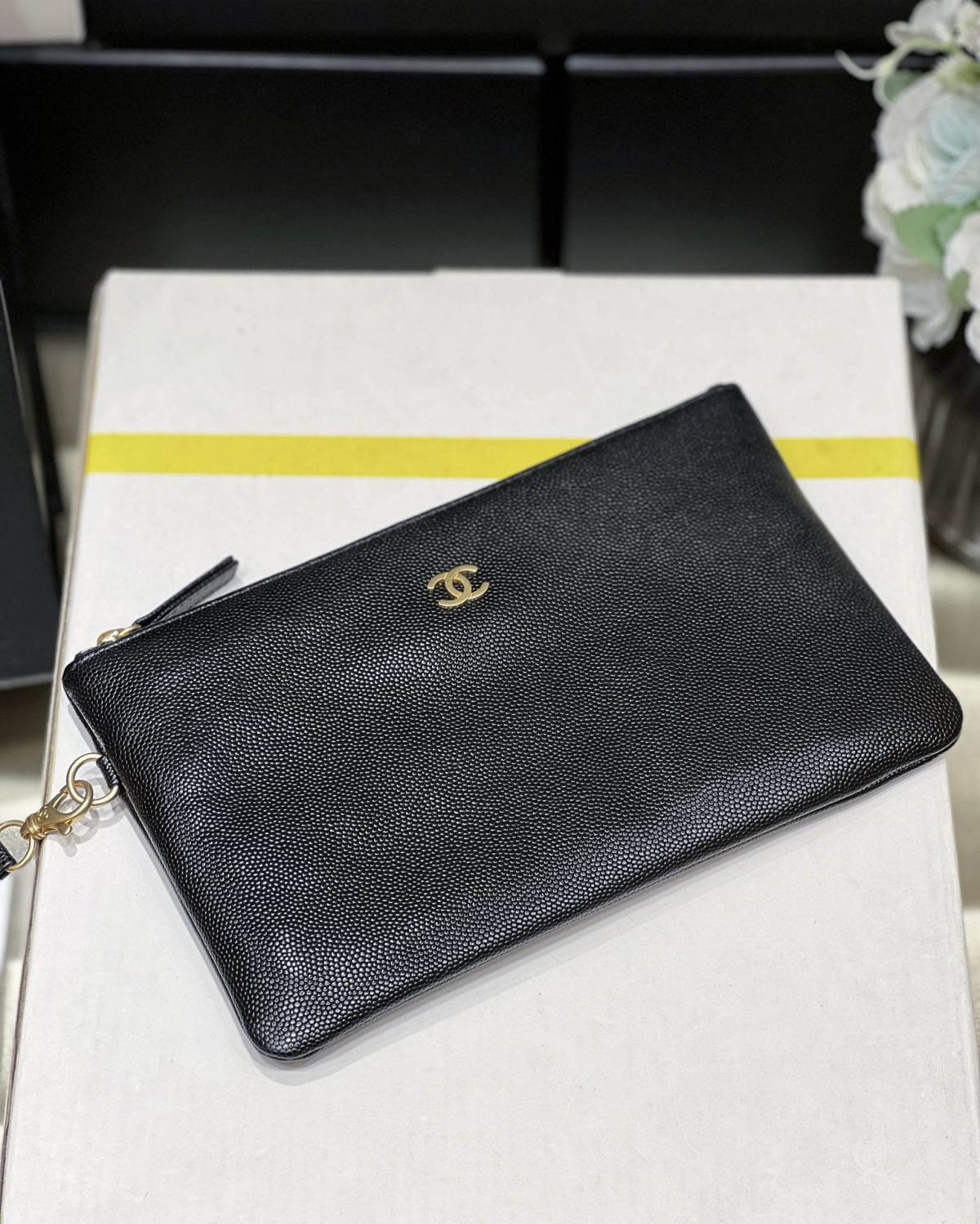 Ellebag’s Exquisite Replica: The Black Caviar Leather Chanel 22 Medium Handbag with Gold Hardware(2024 Dec Updated)-Best Quality Replica designer Bag factory in China