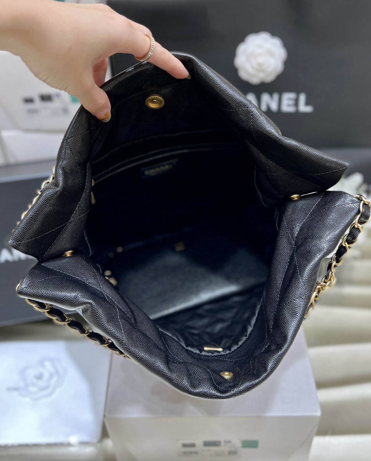 Ellebag’s Exquisite Replica: The Black Caviar Leather Chanel 22 Medium Handbag with Gold Hardware(2024 Dec Updated)-Best Quality Replica designer Bag factory in China