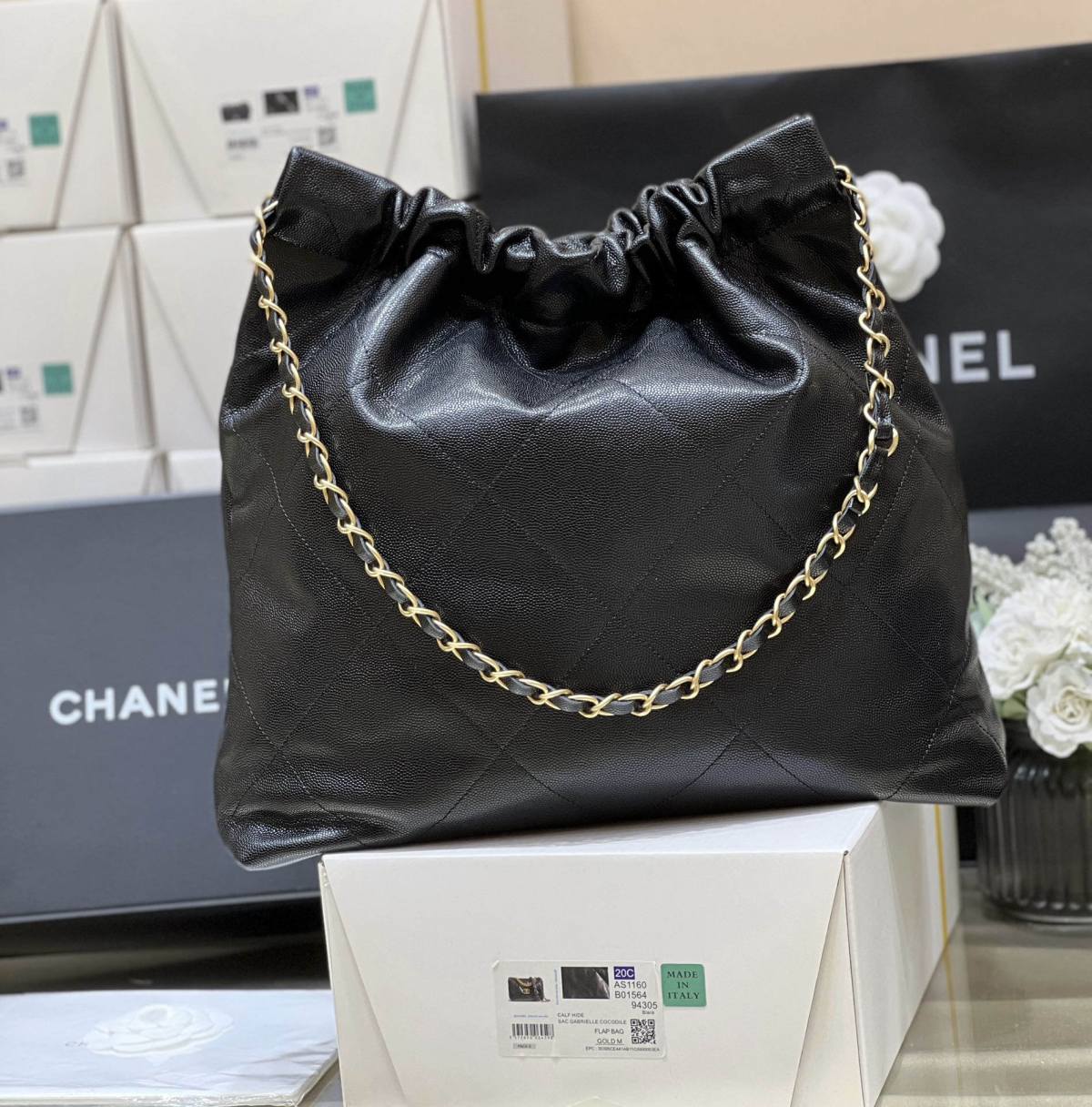 Ellebag’s Exquisite Replica: The Black Caviar Leather Chanel 22 Medium Handbag with Gold Hardware(2024 Dec Updated)-Best Quality Replica designer Bag factory in China