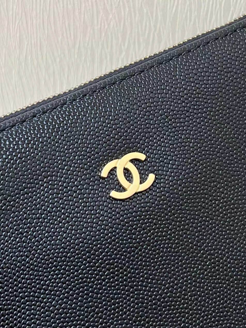 Ellebag’s Exquisite Replica: The Black Caviar Leather Chanel 22 Medium Handbag with Gold Hardware(2024 Dec Updated)-Best Quality Replica designer Bag factory in China