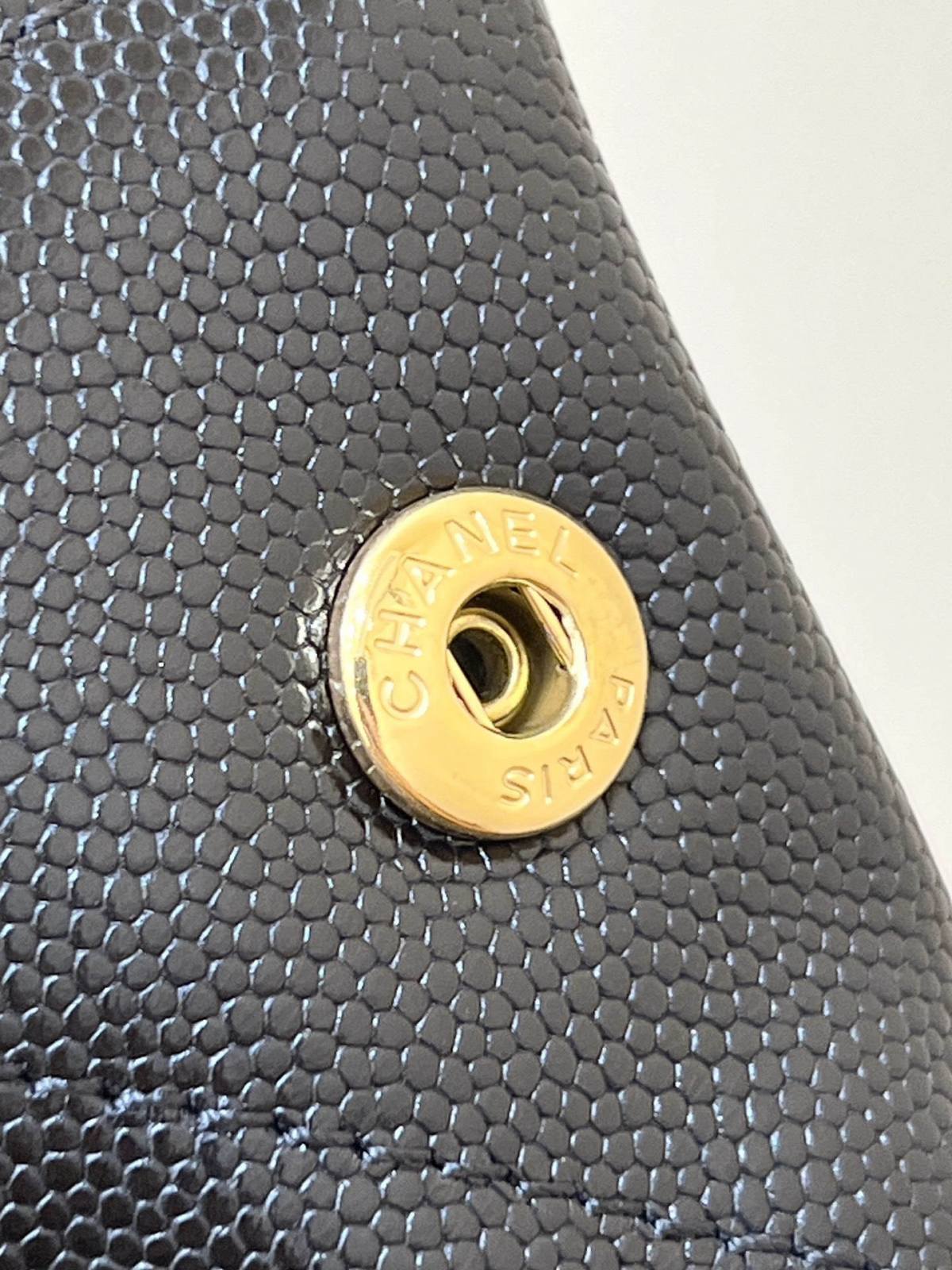 Ellebag’s Exquisite Replica: The Black Caviar Leather Chanel 22 Medium Handbag with Gold Hardware(2024 Dec Updated)-Best Quality Replica designer Bag factory in China