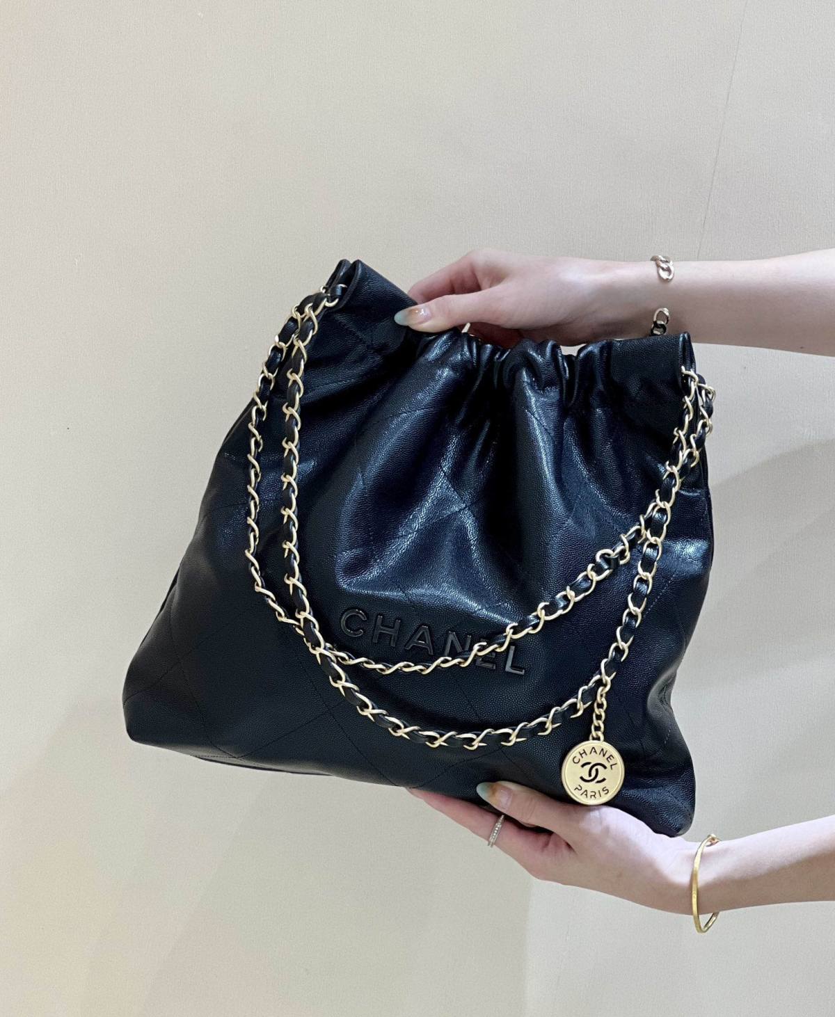 Ellebag’s Exquisite Replica: The Black Caviar Leather Chanel 22 Medium Handbag with Gold Hardware(2024 Dec Updated)-Best Quality Replica designer Bag factory in China