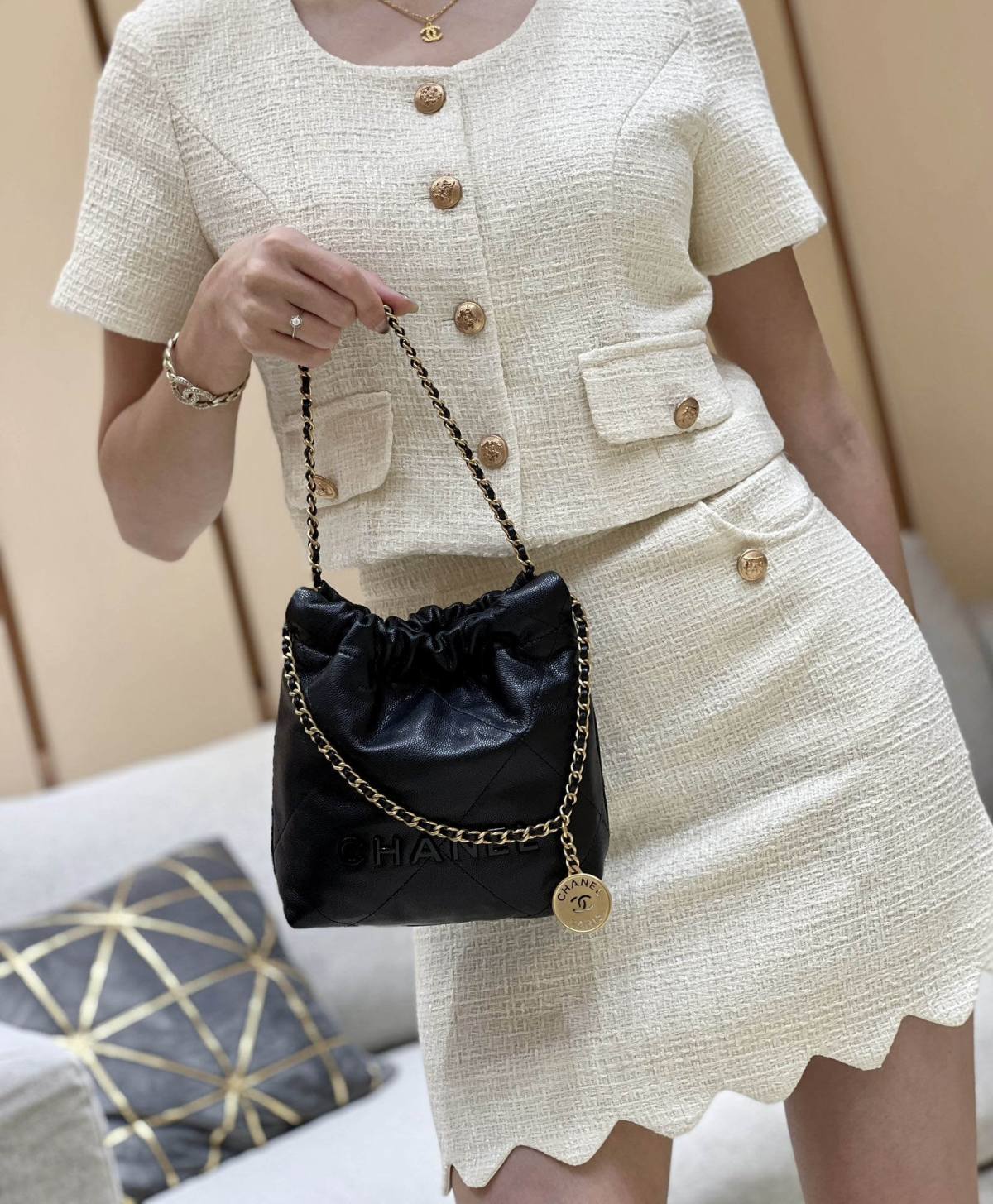 Ellebag’s Exquisite Replica: The Black Caviar Leather Chanel 22 Mini Handbag with Gold Hardware(2024 Dec Updated)-ร้านค้าออนไลน์กระเป๋า Louis Vuitton ปลอมคุณภาพดีที่สุด, กระเป๋าออกแบบจำลอง ru