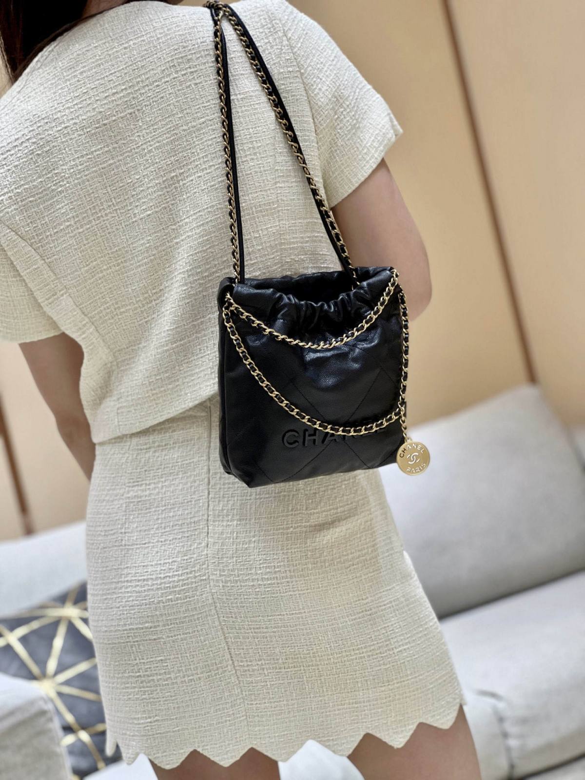 Ellebag’s Exquisite Replica: The Black Caviar Leather Chanel 22 Mini Handbag with Gold Hardware(2024 Dec Updated)-ร้านค้าออนไลน์กระเป๋า Louis Vuitton ปลอมคุณภาพดีที่สุด, กระเป๋าออกแบบจำลอง ru