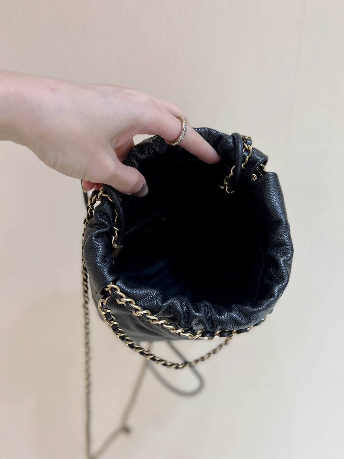 Ellebag’s Exquisite Replica: The Black Caviar Leather Chanel 22 Mini Handbag with Gold Hardware(2024 Dec Updated)-ร้านค้าออนไลน์กระเป๋า Louis Vuitton ปลอมคุณภาพดีที่สุด, กระเป๋าออกแบบจำลอง ru