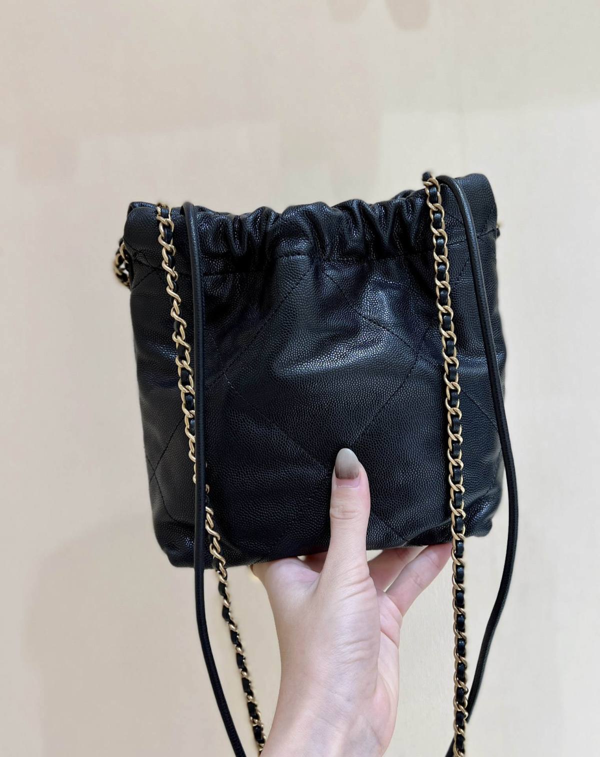 Ellebag’s Exquisite Replica: The Black Caviar Leather Chanel 22 Mini Handbag with Gold Hardware(2024 Dec Updated)-ร้านค้าออนไลน์กระเป๋า Louis Vuitton ปลอมคุณภาพดีที่สุด, กระเป๋าออกแบบจำลอง ru