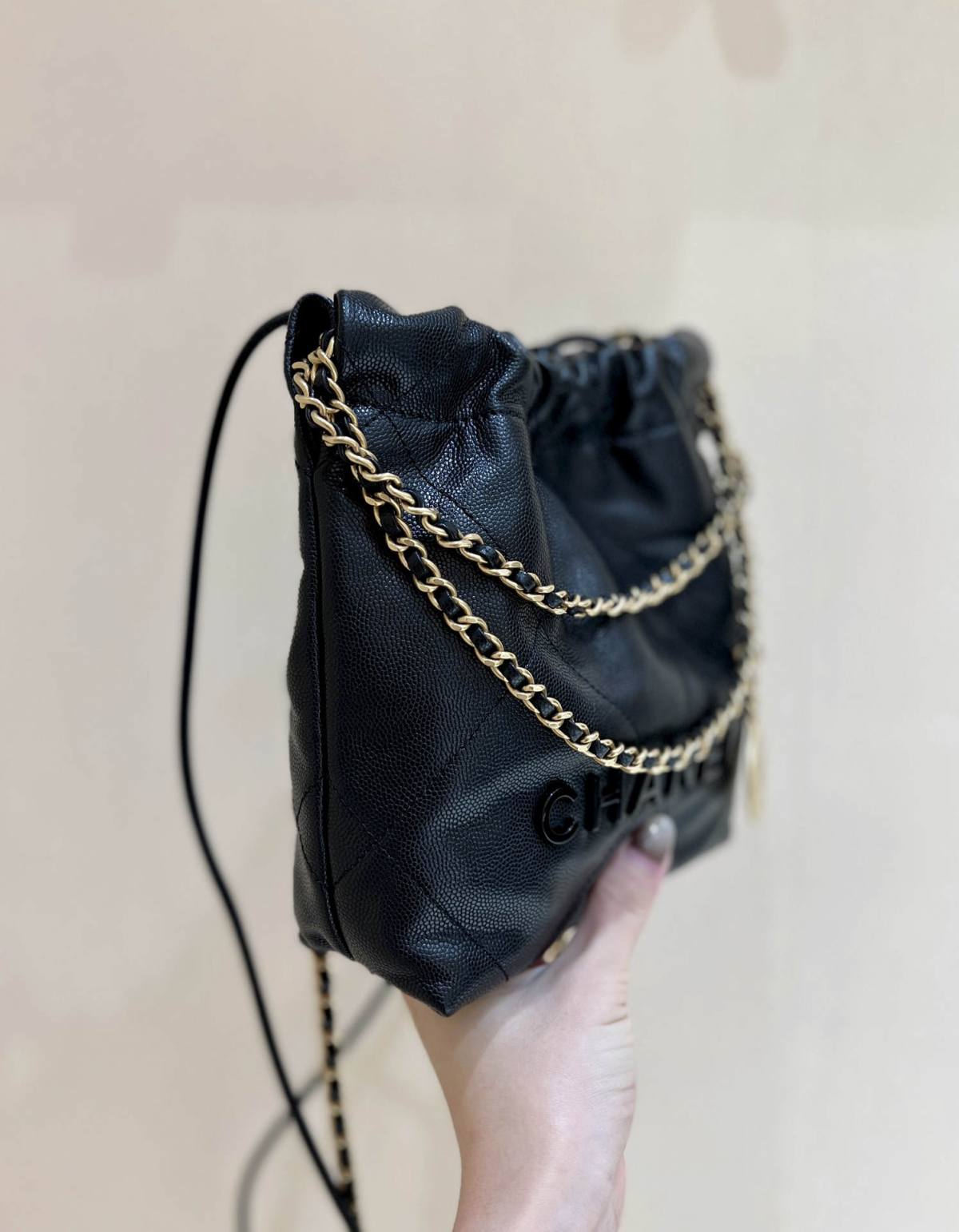 Ellebag’s Exquisite Replica: The Black Caviar Leather Chanel 22 Mini Handbag with Gold Hardware(2024 Dec Updated)-ร้านค้าออนไลน์กระเป๋า Louis Vuitton ปลอมคุณภาพดีที่สุด, กระเป๋าออกแบบจำลอง ru