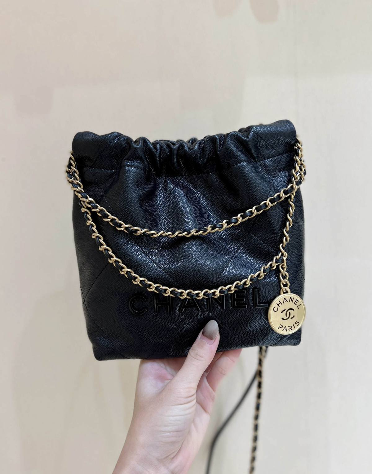 Ellebag’s Exquisite Replica: The Black Caviar Leather Chanel 22 Mini Handbag with Gold Hardware(2024 Dec Updated)-ร้านค้าออนไลน์กระเป๋า Louis Vuitton ปลอมคุณภาพดีที่สุด, กระเป๋าออกแบบจำลอง ru