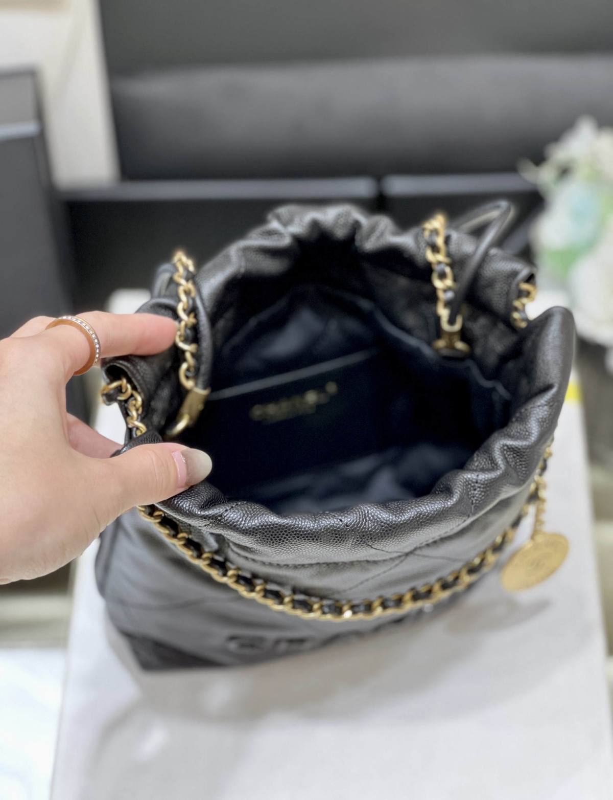 Ellebag’s Exquisite Replica: The Black Caviar Leather Chanel 22 Mini Handbag with Gold Hardware(2024 Dec Updated)-ร้านค้าออนไลน์กระเป๋า Louis Vuitton ปลอมคุณภาพดีที่สุด, กระเป๋าออกแบบจำลอง ru