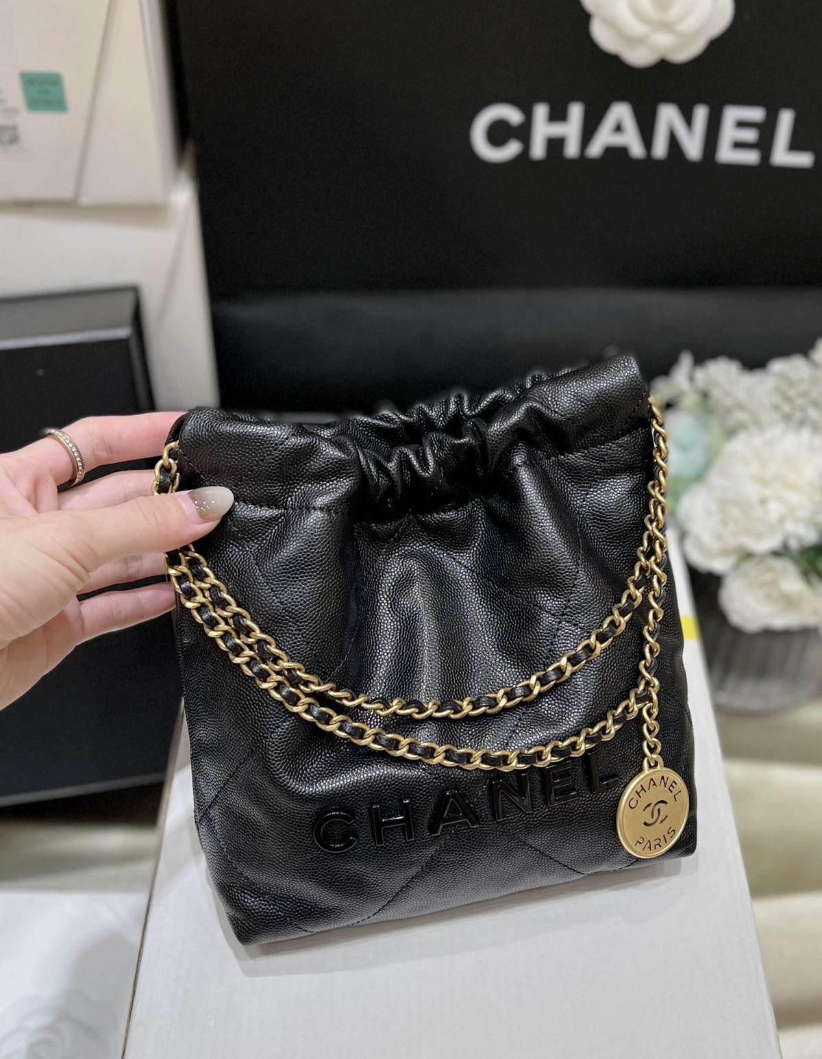 Ellebag’s Exquisite Replica: The Black Caviar Leather Chanel 22 Mini Handbag with Gold Hardware(2024 Dec Updated)-ร้านค้าออนไลน์กระเป๋า Louis Vuitton ปลอมคุณภาพดีที่สุด, กระเป๋าออกแบบจำลอง ru