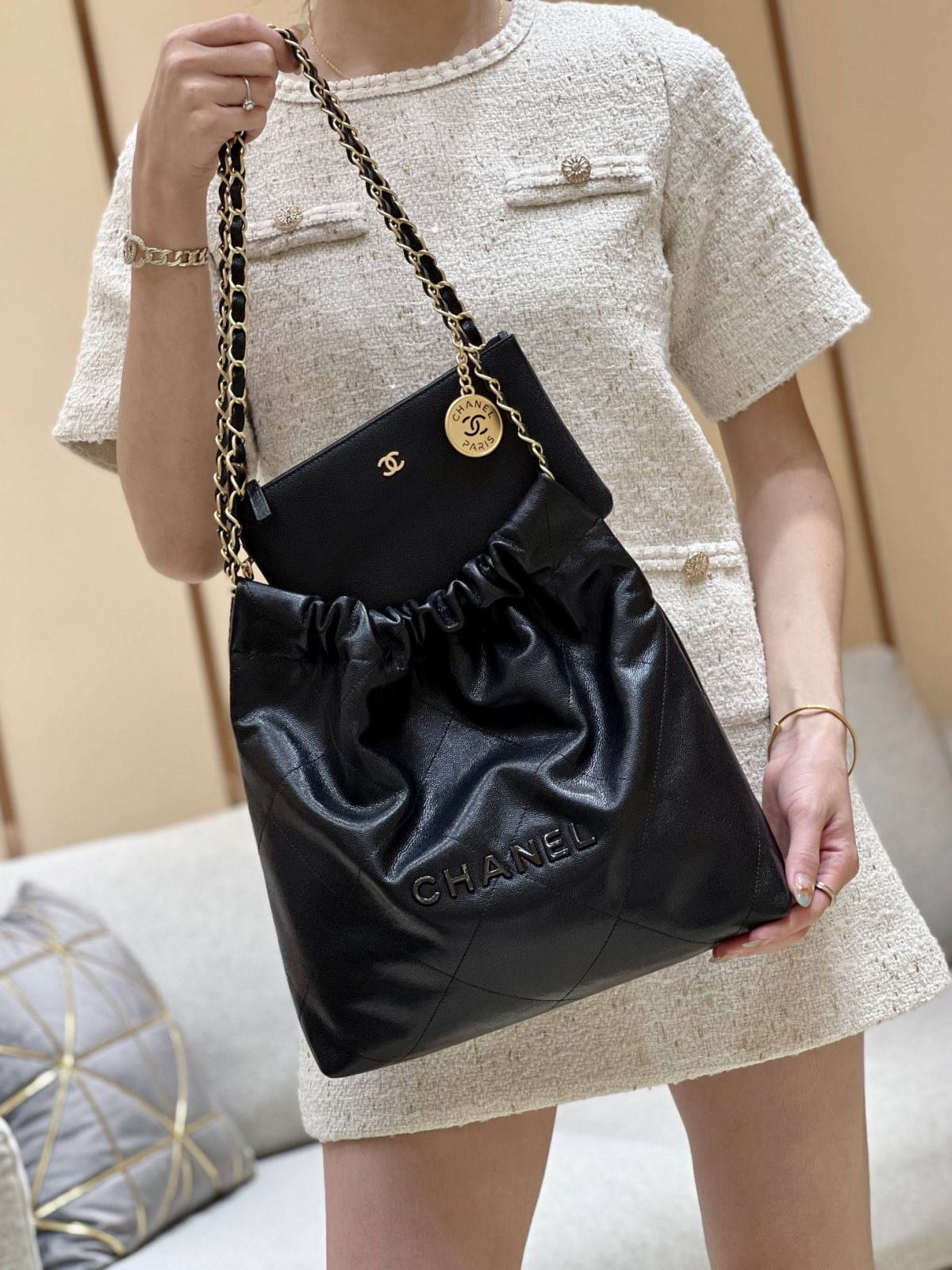 Ellebag’s Exquisite Replica: The Black Caviar Leather Chanel 22 Small Handbag with Gold Hardware(2024 Dec Updated)-ร้านค้าออนไลน์กระเป๋า Louis Vuitton ปลอมคุณภาพดีที่สุด, กระเป๋าออกแบบจำลอง ru