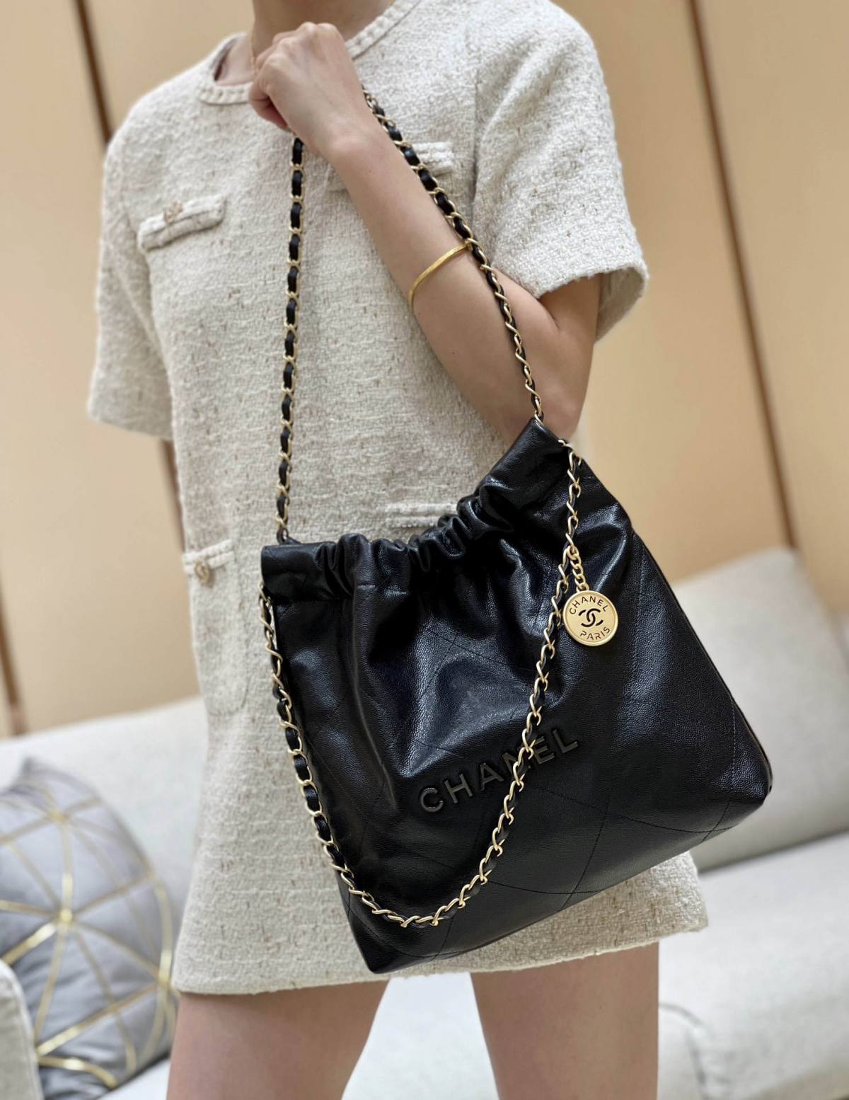 Ellebag’s Exquisite Replica: The Black Caviar Leather Chanel 22 Small Handbag with Gold Hardware(2024 Dec Updated)-ร้านค้าออนไลน์กระเป๋า Louis Vuitton ปลอมคุณภาพดีที่สุด, กระเป๋าออกแบบจำลอง ru