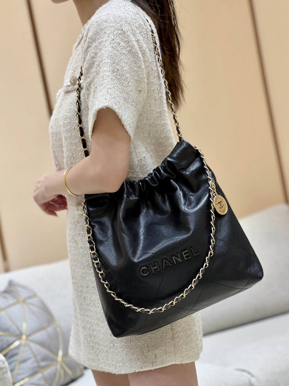 Ellebag’s Exquisite Replica: The Black Caviar Leather Chanel 22 Small Handbag with Gold Hardware(2024 Dec Updated)-ร้านค้าออนไลน์กระเป๋า Louis Vuitton ปลอมคุณภาพดีที่สุด, กระเป๋าออกแบบจำลอง ru