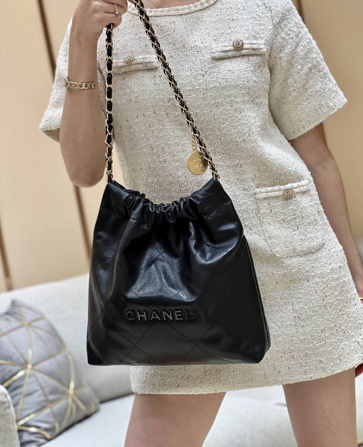 Ellebag’s Exquisite Replica: The Black Caviar Leather Chanel 22 Small Handbag with Gold Hardware(2024 Dec Updated)-ร้านค้าออนไลน์กระเป๋า Louis Vuitton ปลอมคุณภาพดีที่สุด, กระเป๋าออกแบบจำลอง ru