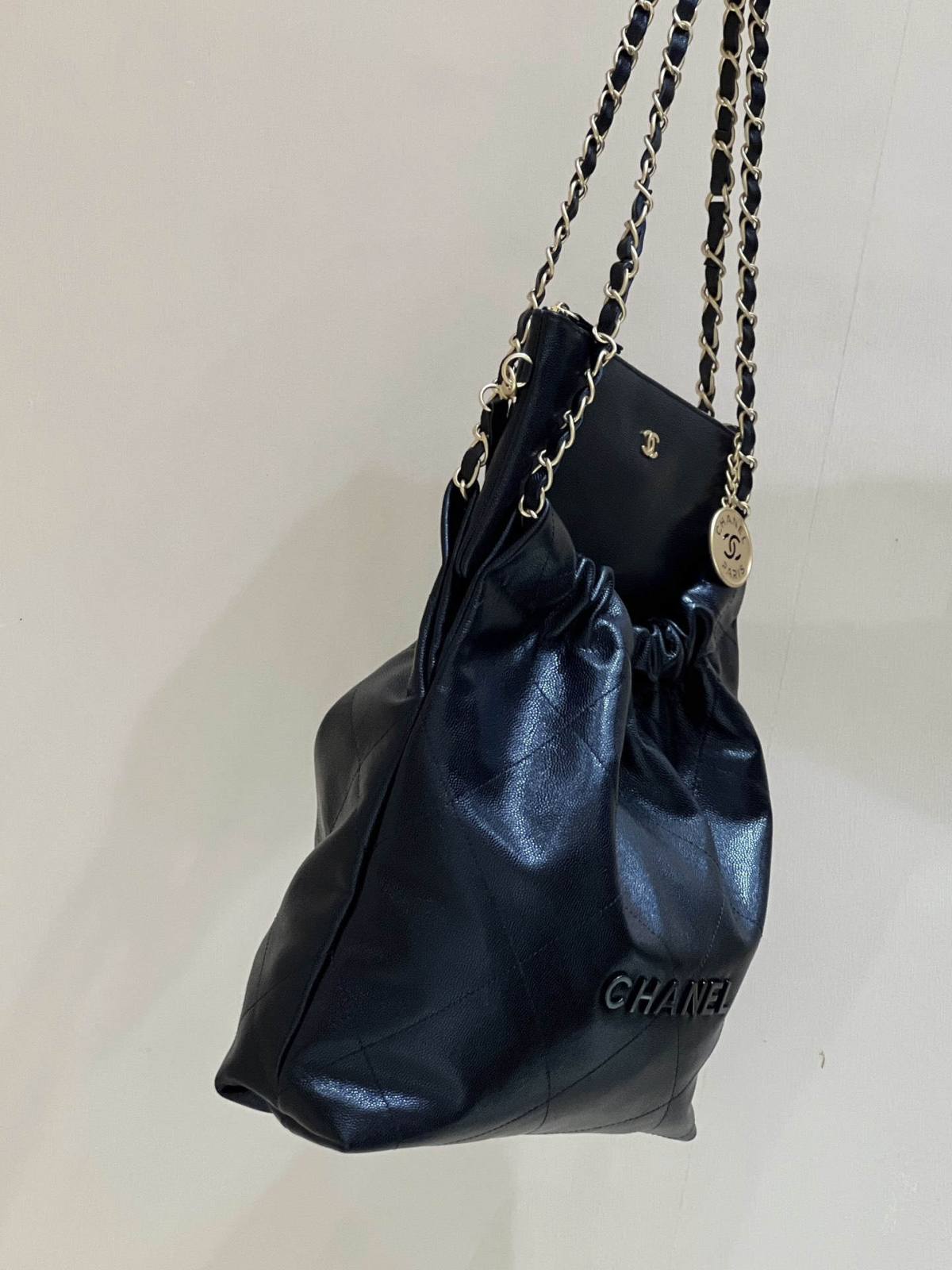 Ellebag’s Exquisite Replica: The Black Caviar Leather Chanel 22 Small Handbag with Gold Hardware(2024 Dec Updated)-ร้านค้าออนไลน์กระเป๋า Louis Vuitton ปลอมคุณภาพดีที่สุด, กระเป๋าออกแบบจำลอง ru