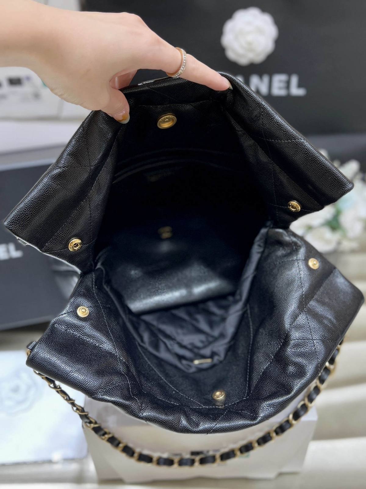 Ellebag’s Exquisite Replica: The Black Caviar Leather Chanel 22 Small Handbag with Gold Hardware(2024 Dec Updated)-ร้านค้าออนไลน์กระเป๋า Louis Vuitton ปลอมคุณภาพดีที่สุด, กระเป๋าออกแบบจำลอง ru