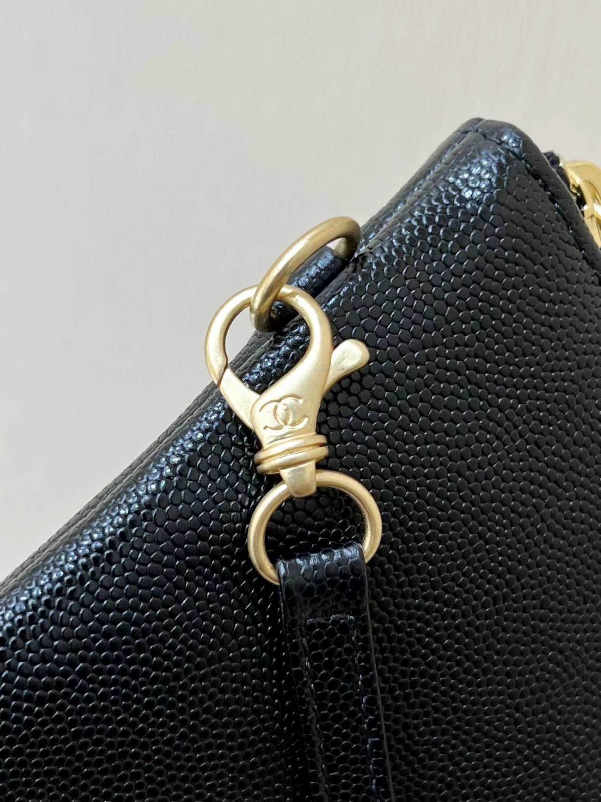 Ellebag’s Exquisite Replica: The Black Caviar Leather Chanel 22 Small Handbag with Gold Hardware(2024 Dec Updated)-ร้านค้าออนไลน์กระเป๋า Louis Vuitton ปลอมคุณภาพดีที่สุด, กระเป๋าออกแบบจำลอง ru