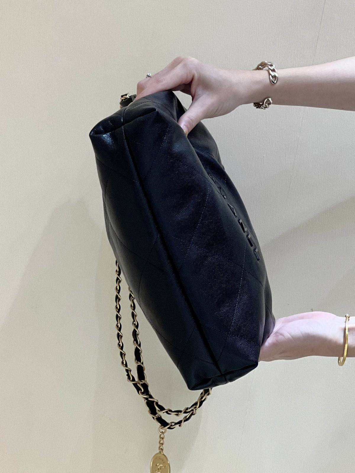 Ellebag’s Exquisite Replica: The Black Caviar Leather Chanel 22 Small Handbag with Gold Hardware(2024 Dec Updated)-ร้านค้าออนไลน์กระเป๋า Louis Vuitton ปลอมคุณภาพดีที่สุด, กระเป๋าออกแบบจำลอง ru