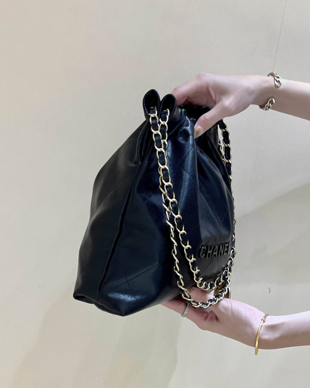 Ellebag’s Exquisite Replica: The Black Caviar Leather Chanel 22 Small Handbag with Gold Hardware(2024 Dec Updated)-ร้านค้าออนไลน์กระเป๋า Louis Vuitton ปลอมคุณภาพดีที่สุด, กระเป๋าออกแบบจำลอง ru