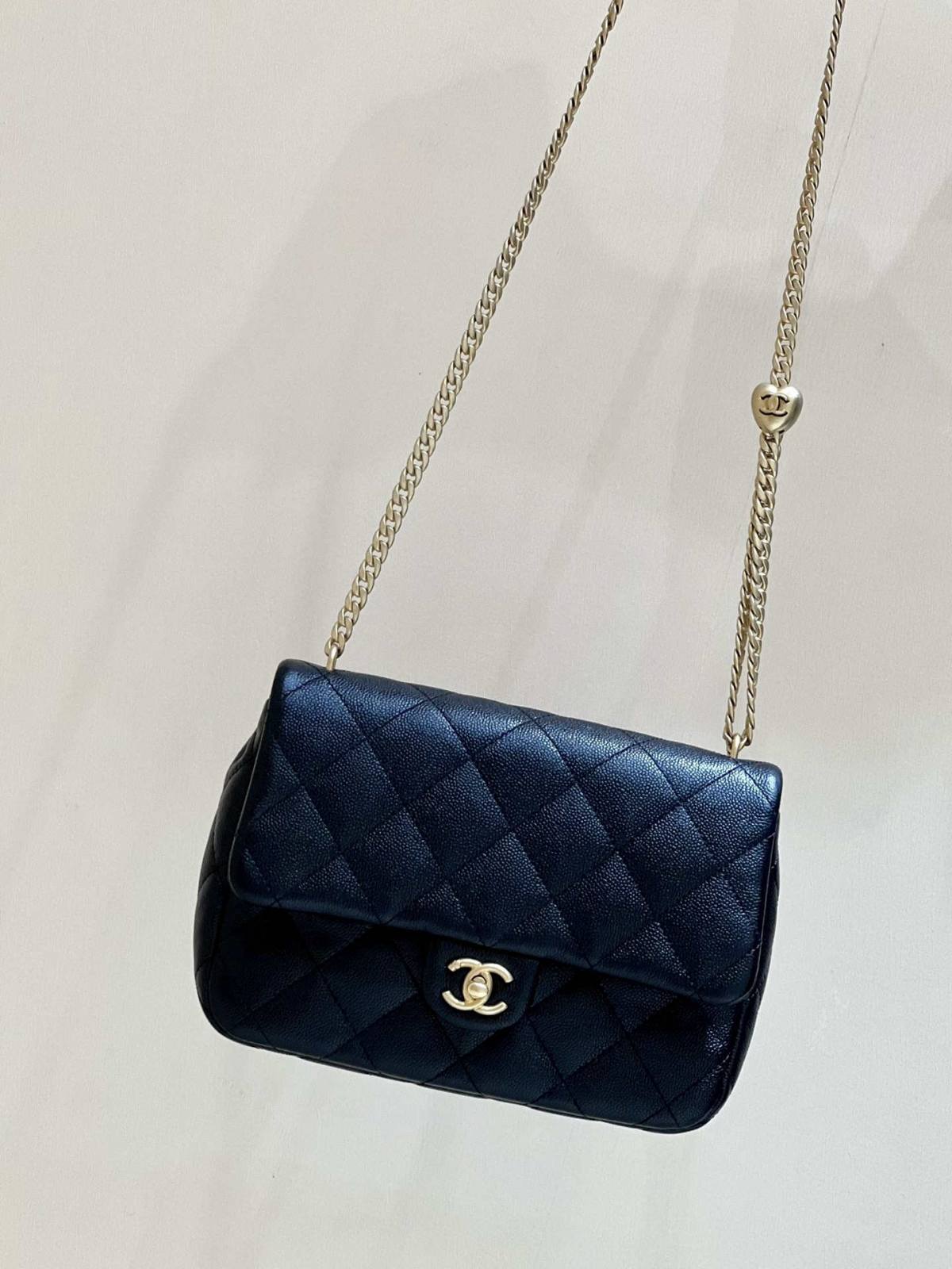 Ellebag’s Exquisite Replica: The Black Caviar Leather Chanel 23P AS3921 with Heart Clasp(2024 Dec Updated)-Best Quality Replica designer Bag factory in China