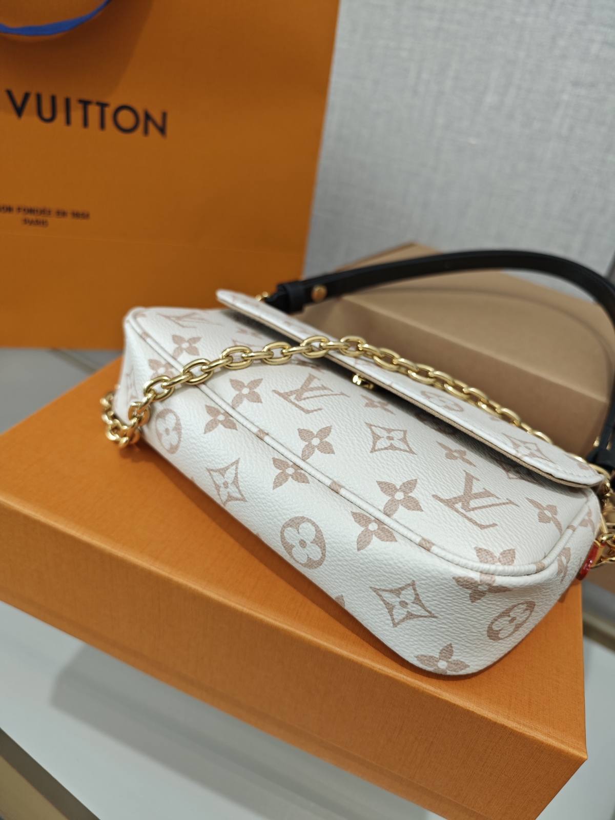 Ellebag’s 1:1 Replica of Louis Vuitton M83091 Wallet on Chain Ivy: A Masterclass in Craftsmanship and Luxury(2024 Dec Updated)-ʻOi aku ka maikaʻi o ka ʻeke Louis Vuitton ʻeke hoʻopunipuni ma ka hale kūʻai pūnaewele, ʻeke hoʻolālā kope ru