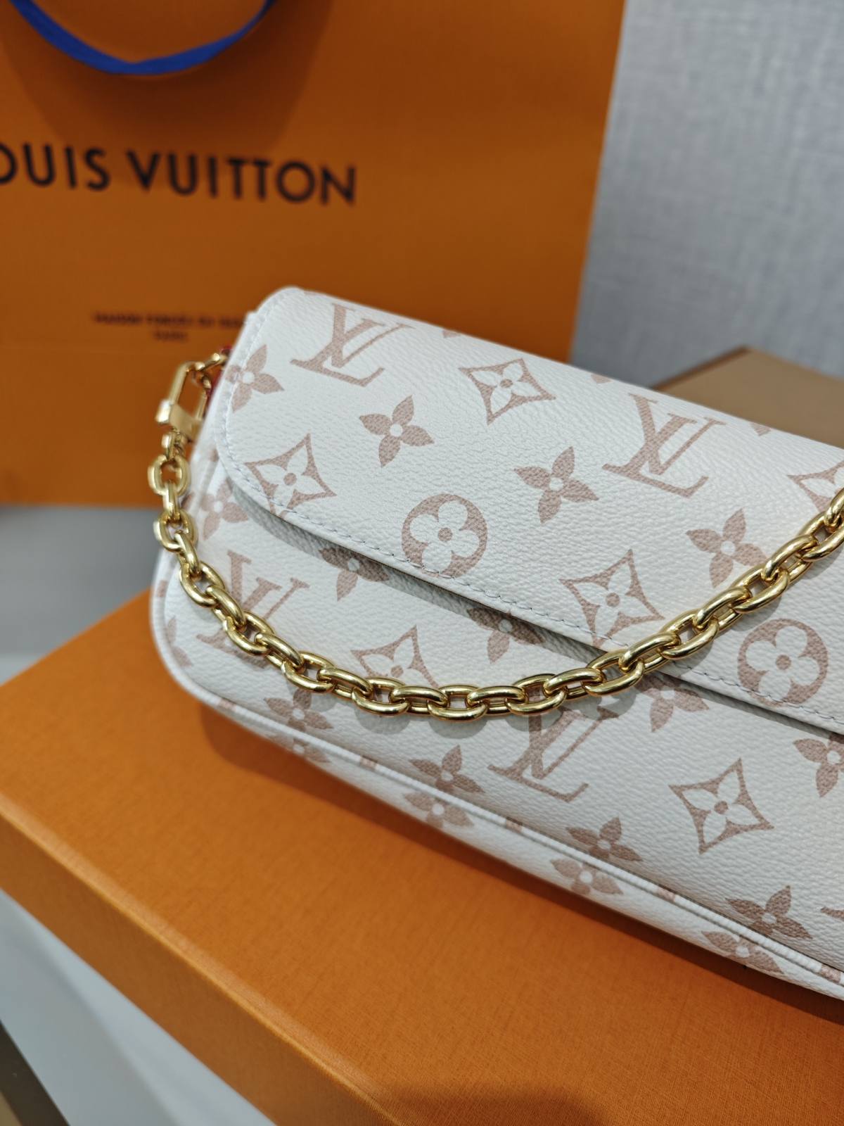 Ellebag’s 1:1 Replica of Louis Vuitton M83091 Wallet on Chain Ivy: A Masterclass in Craftsmanship and Luxury(2024 Dec Updated)-ʻOi aku ka maikaʻi o ka ʻeke Louis Vuitton ʻeke hoʻopunipuni ma ka hale kūʻai pūnaewele, ʻeke hoʻolālā kope ru