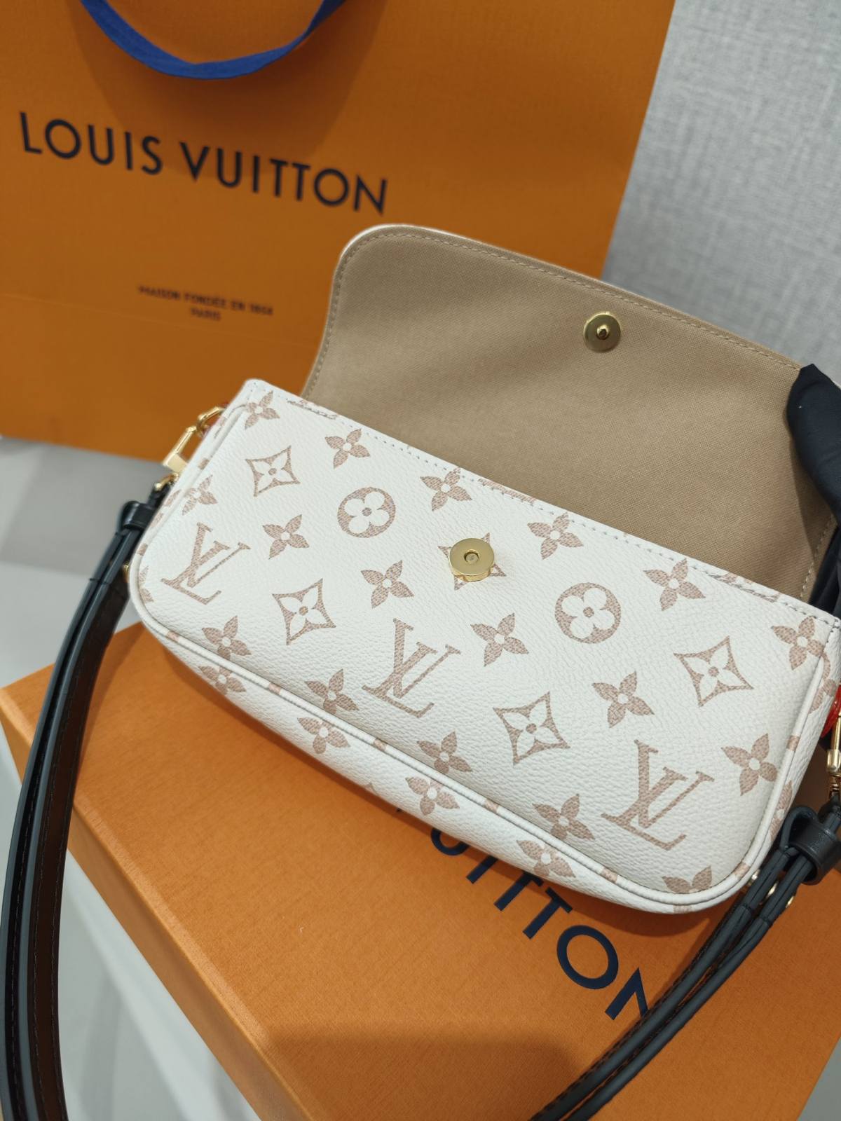 Ellebag’s 1:1 Replica of Louis Vuitton M83091 Wallet on Chain Ivy: A Masterclass in Craftsmanship and Luxury(2024 Dec Updated)-ʻOi aku ka maikaʻi o ka ʻeke Louis Vuitton ʻeke hoʻopunipuni ma ka hale kūʻai pūnaewele, ʻeke hoʻolālā kope ru