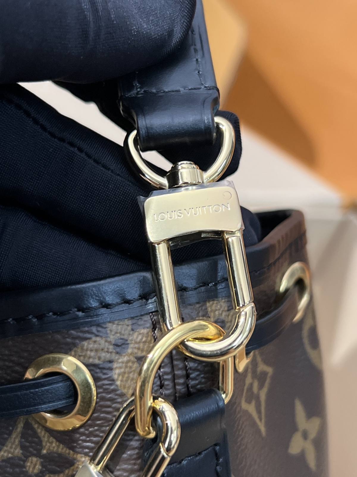 Ellebag’s 1:1 Replica of Louis Vuitton M83480 Canoé Chain Bucket Bag: A Perfect Fusion of Classic Design and Modern Craftsmanship(2024 Dec Updated)-Best Quality Fake Louis Vuitton Bag Online Store, Replica designer bag ru